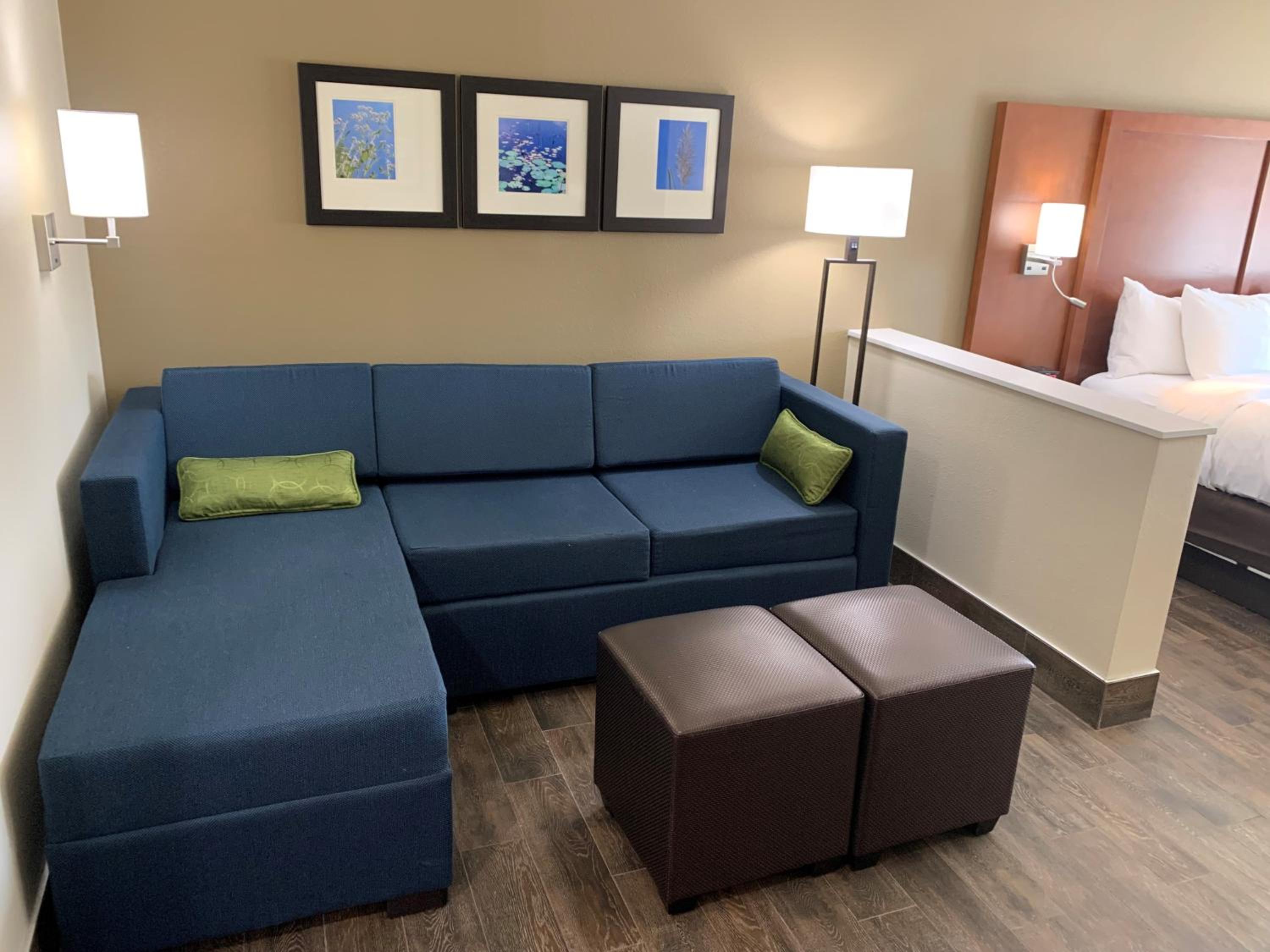 King Suite with Sofa Bed - Non Smoking - Photo 2