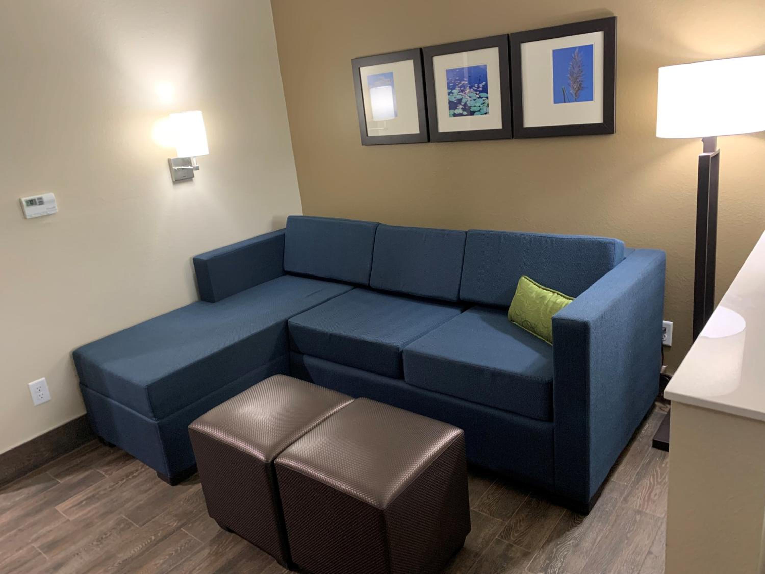 Queen Suite with Two Queen Beds and Sofabed - Non Smoking - Photo 17