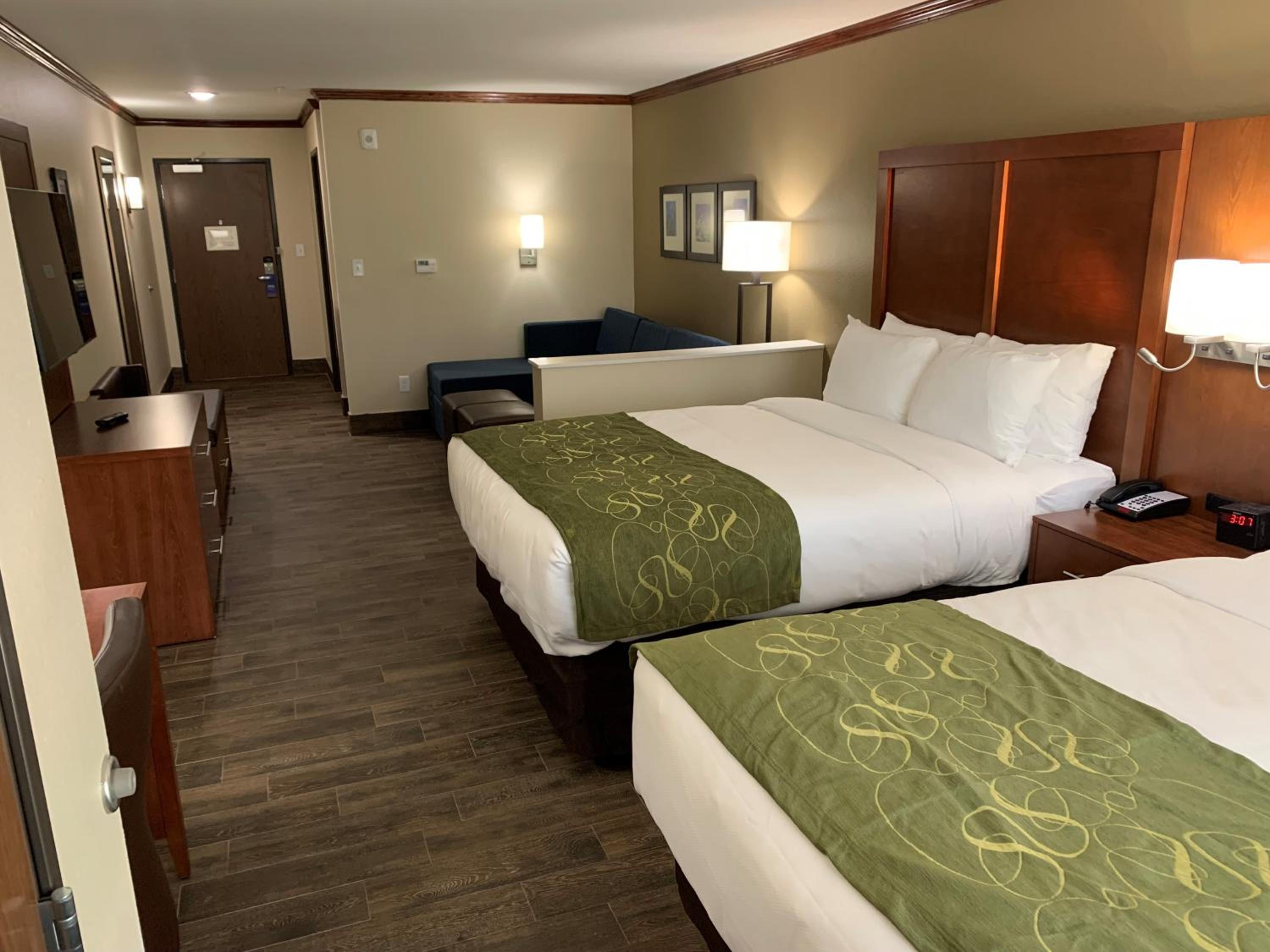 Queen Suite with Two Queen Beds and Sofabed - Non Smoking - Photo 1