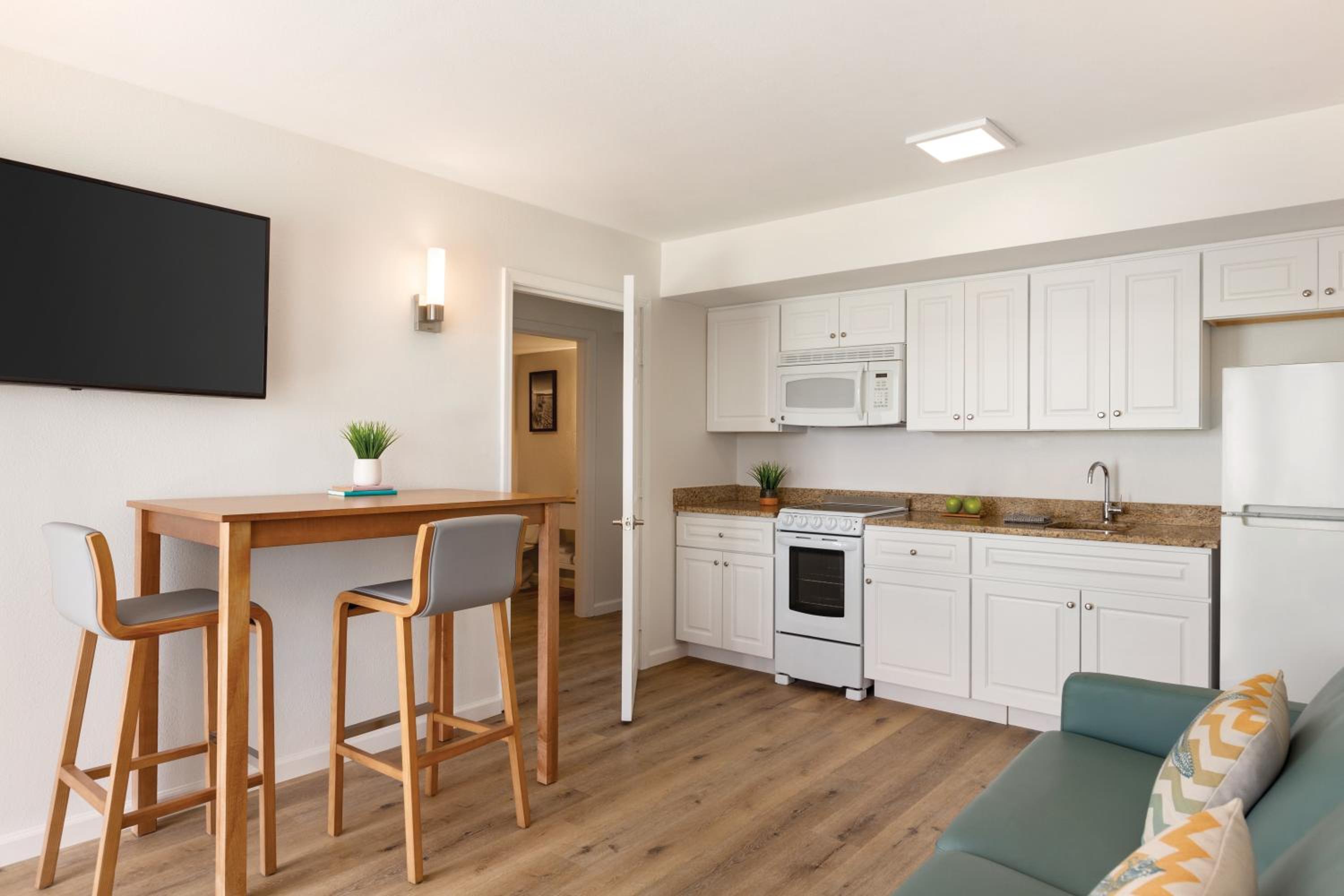 Two-Bedroom Penthouse Suite with Two King Beds, Kitchen, Living Room, & Whirlpool - Non Smoking photo 3
