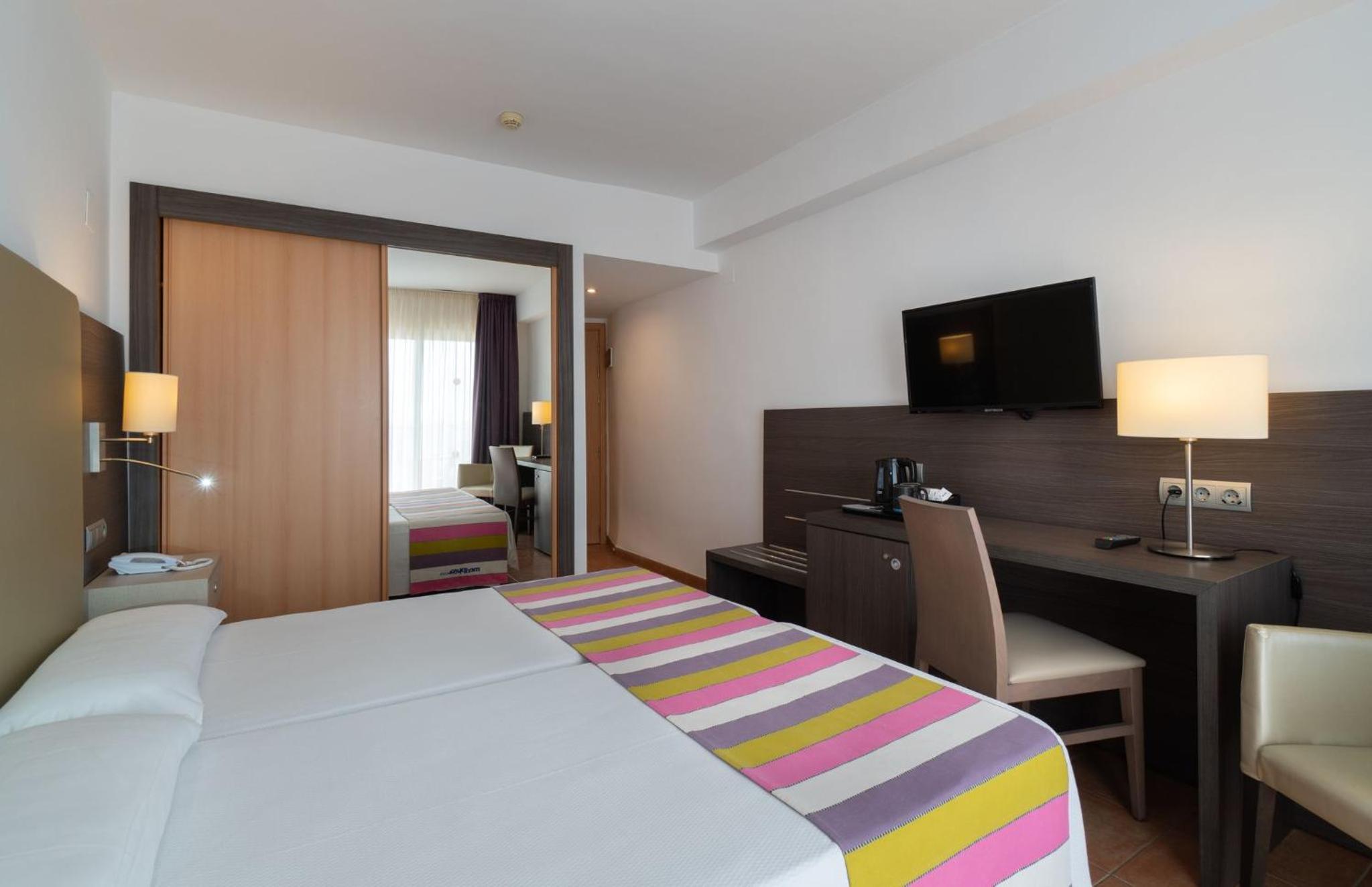 Double Room with Sea View - Photo 3