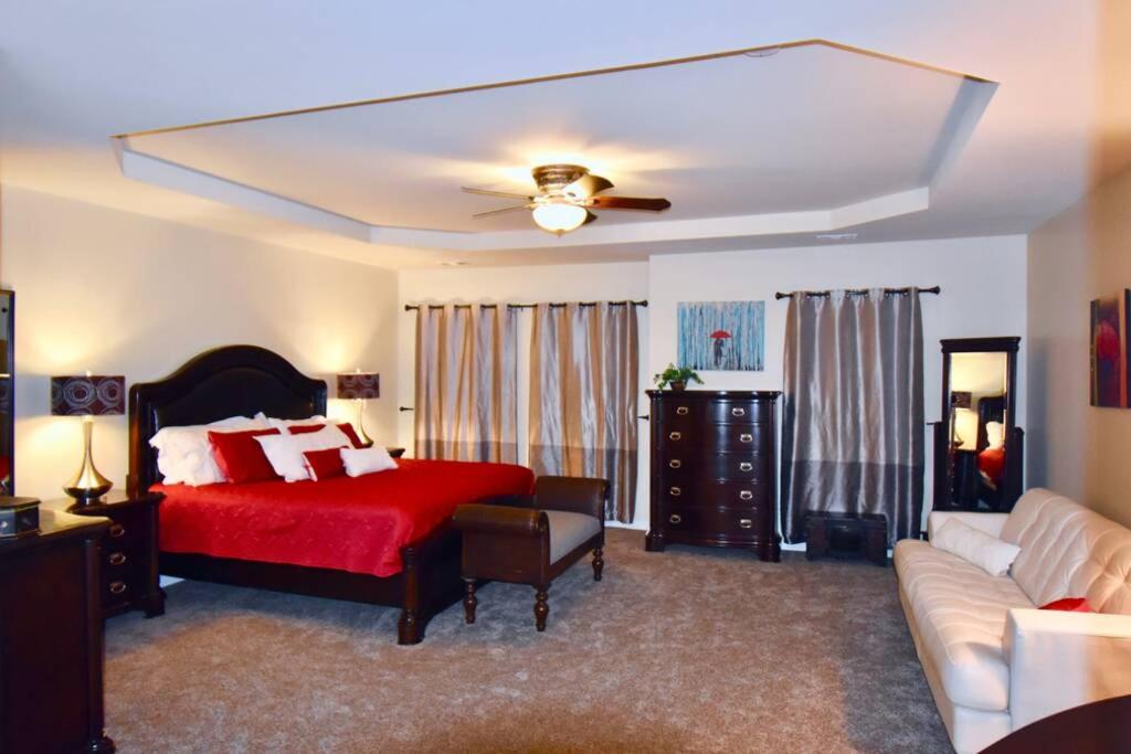 Three-Bedroom Apartment photo 1