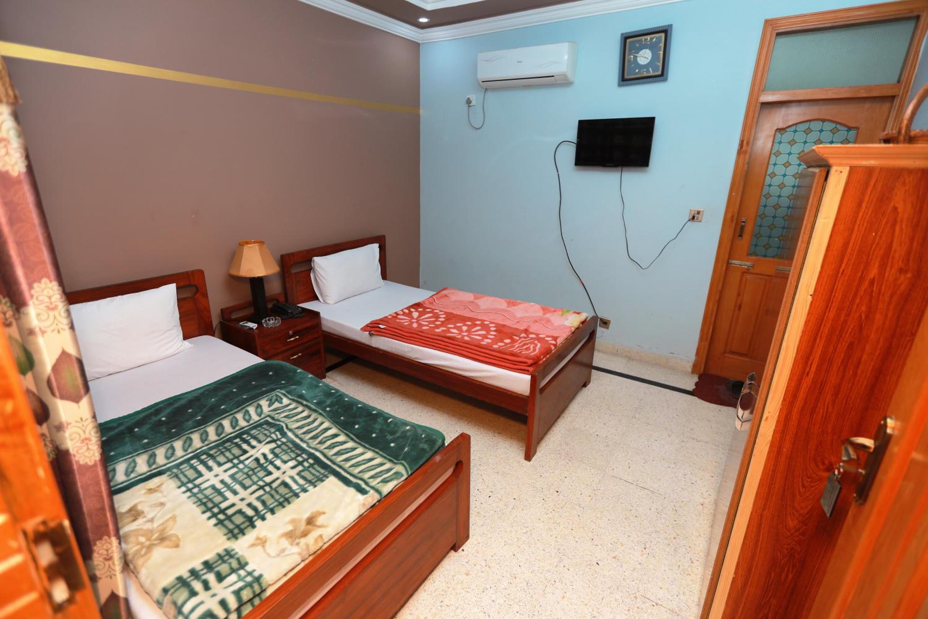 Small Twin Room photo 2