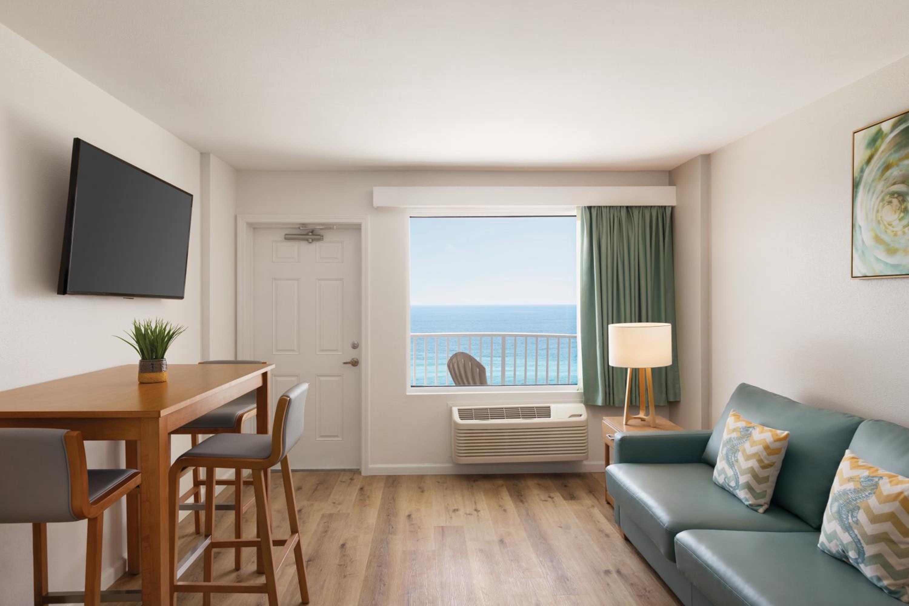 One-Bedroom King Suite with Sofa Bed & Kitchen - Non-Smoking - Photo 2