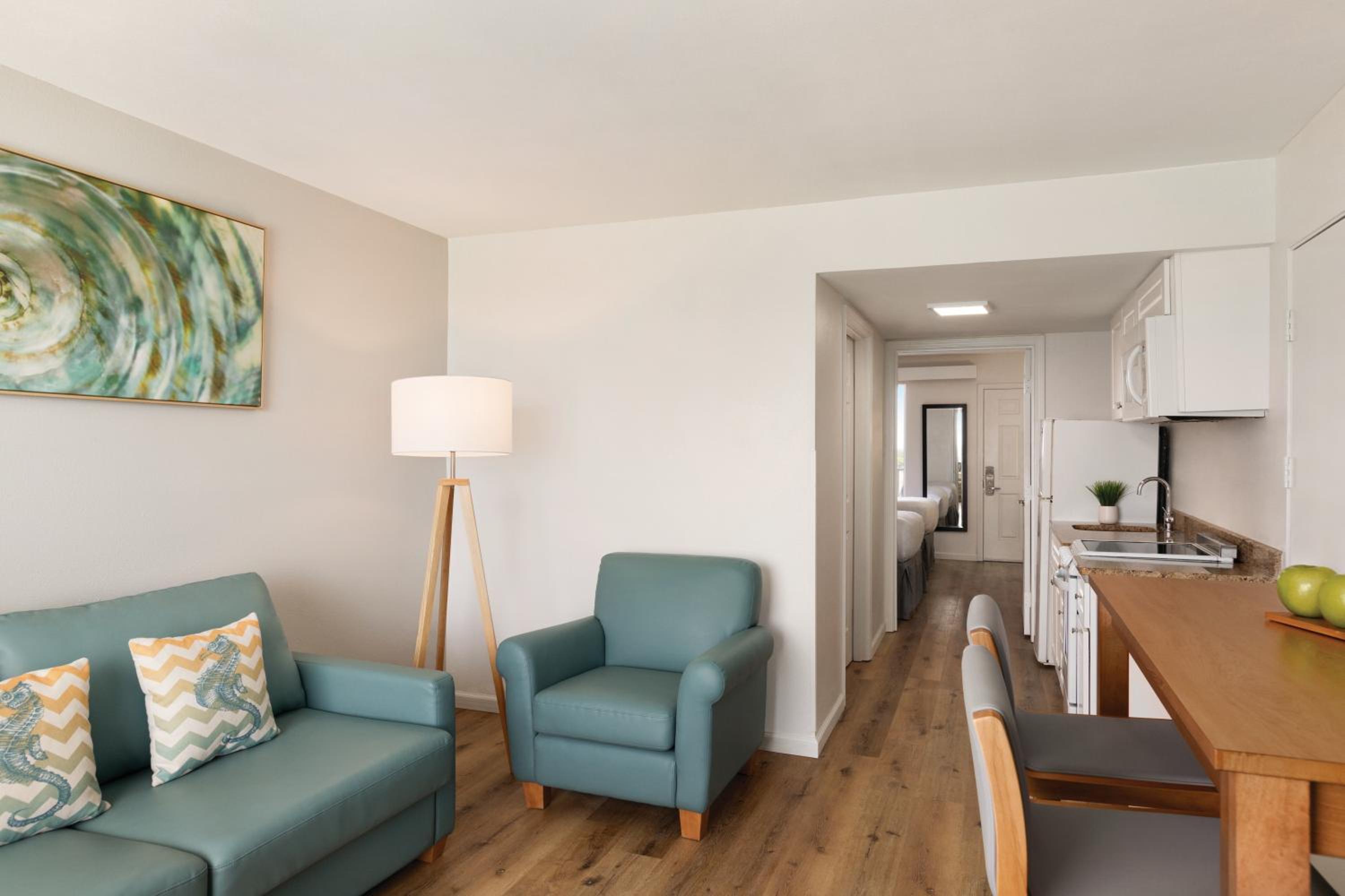 One-Bedroom Deluxe Suite with Two Double Beds, Sofa Bed & Kitchen - Non Smoking - Photo 3