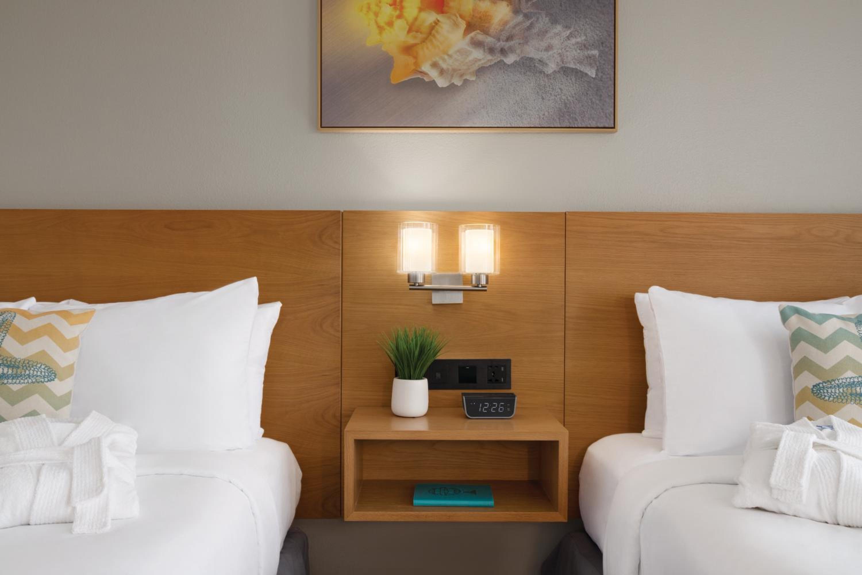 Premier Suite with Two Double Beds - Non-Smoking - Photo 3