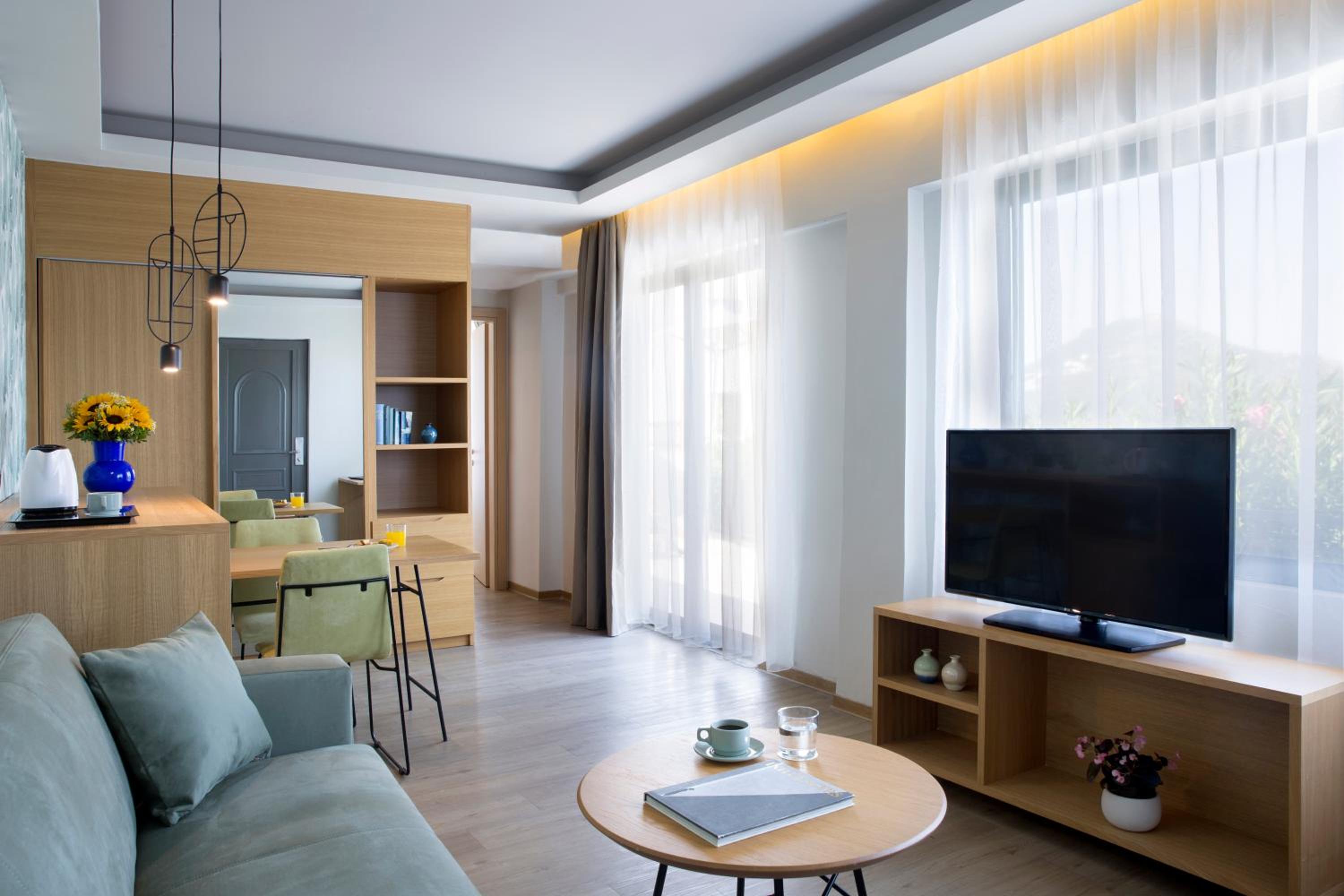 Executive One Bedroom Suite  with Sea View - Photo 3