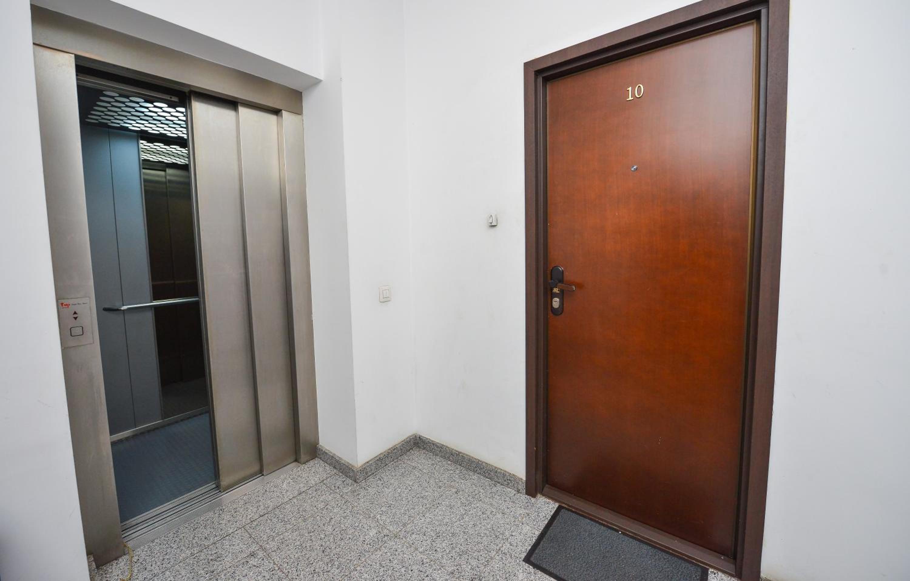 One-Bedroom Apartment with Terrace - Photo 18
