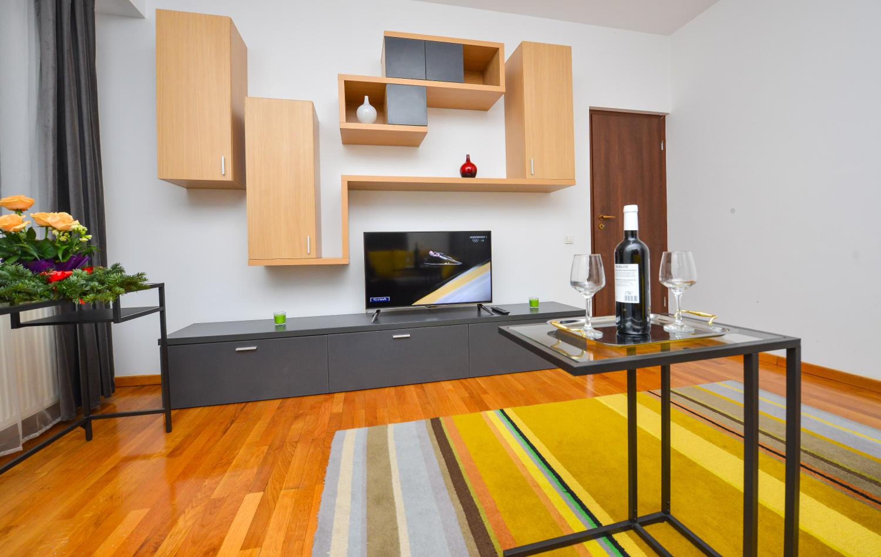 One-Bedroom Apartment with Terrace - Photo 21