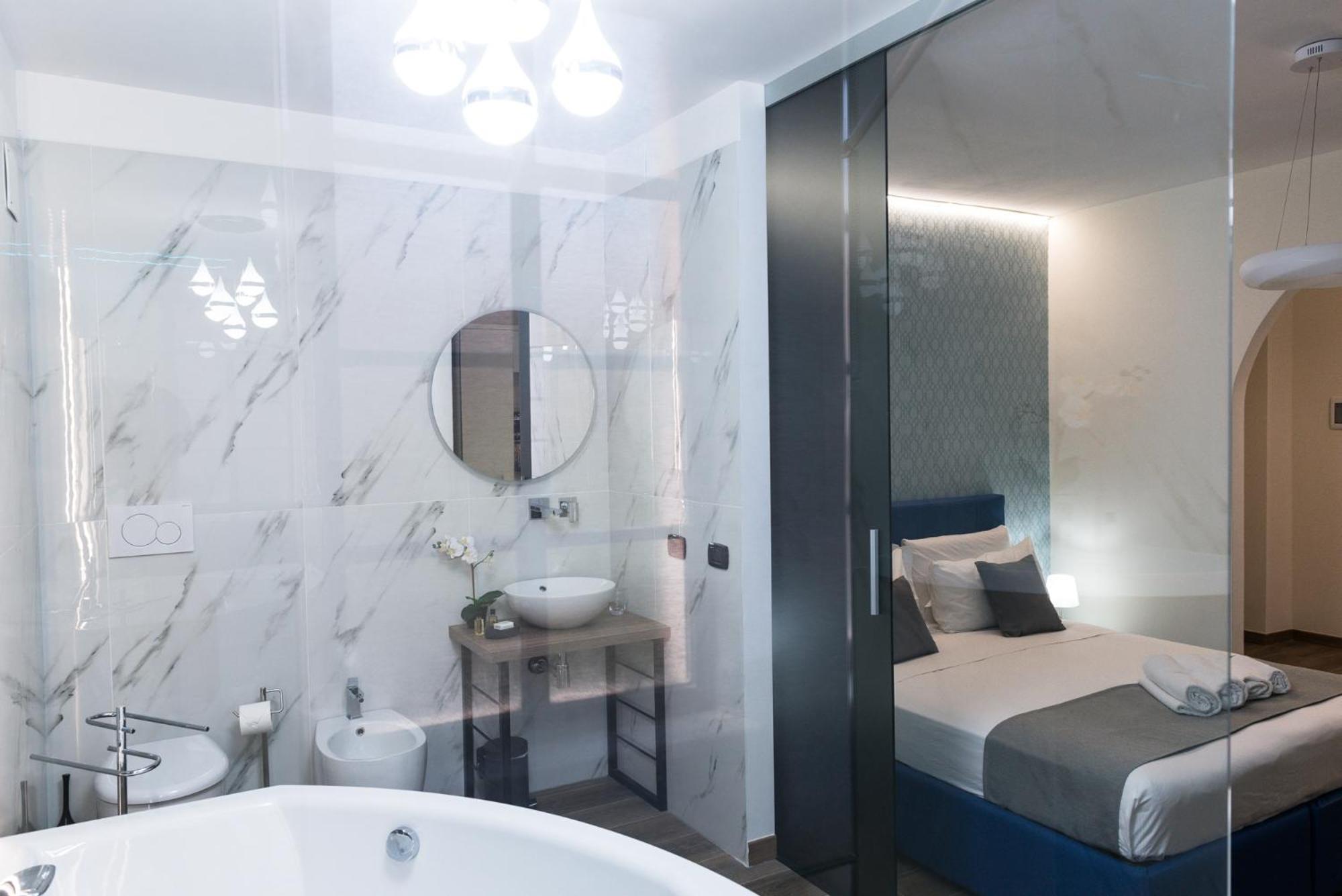 Suite With Hot Tub photo 2