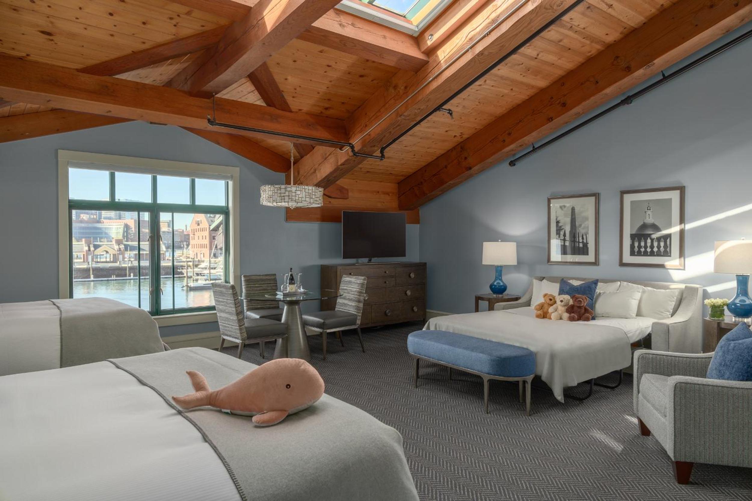 Deluxe Queen Room with Two Queen Beds and Pull Out Sofa photo 3
