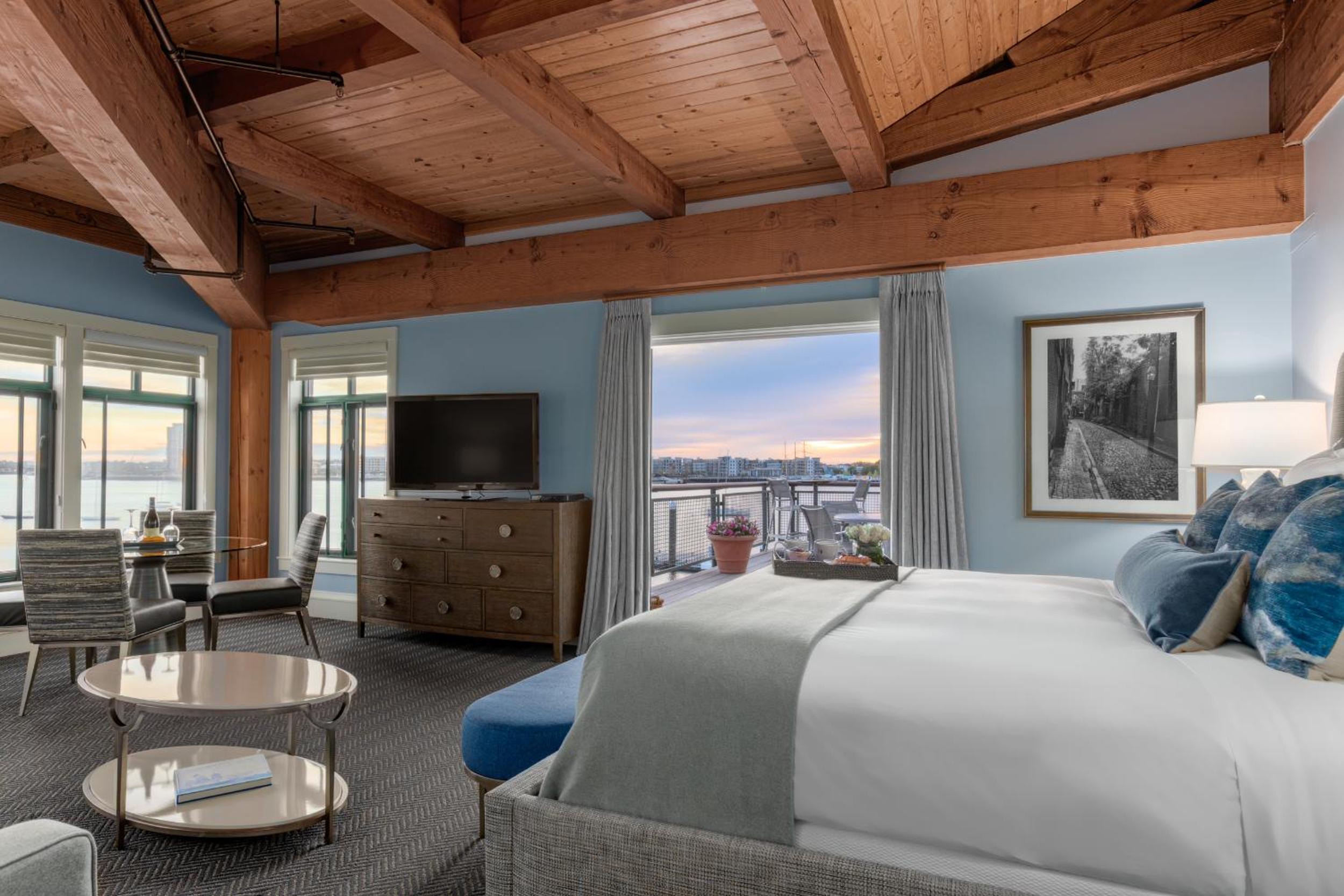 Deluxe King Room with Balcony photo 3