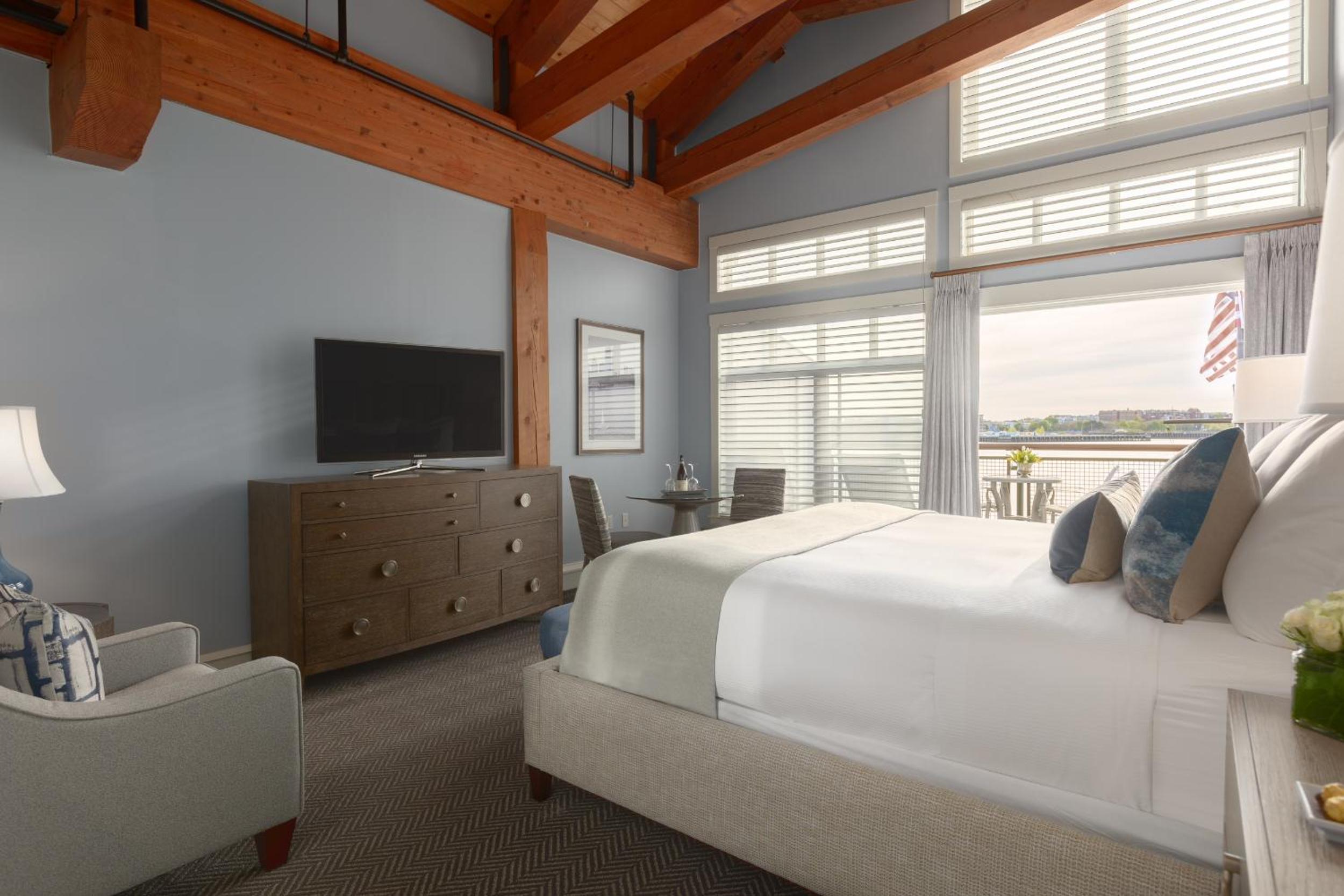 Superior King Room with Balcony photo 2