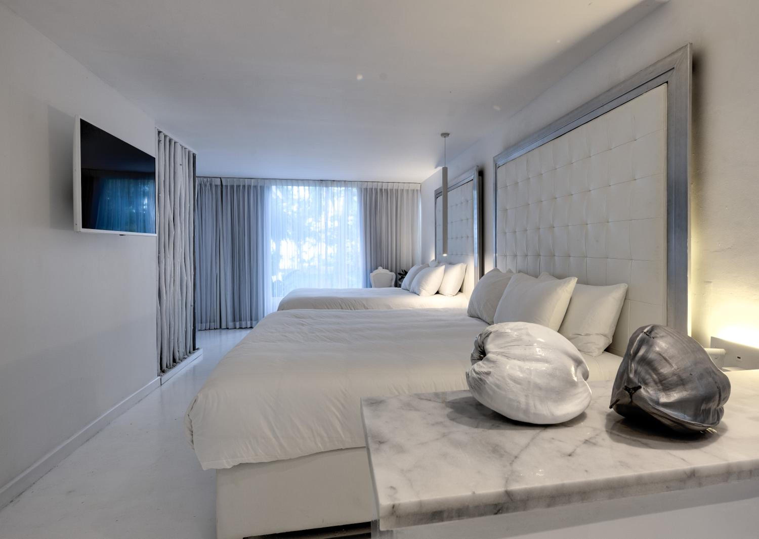 Ocean Front Suite - Photo 3