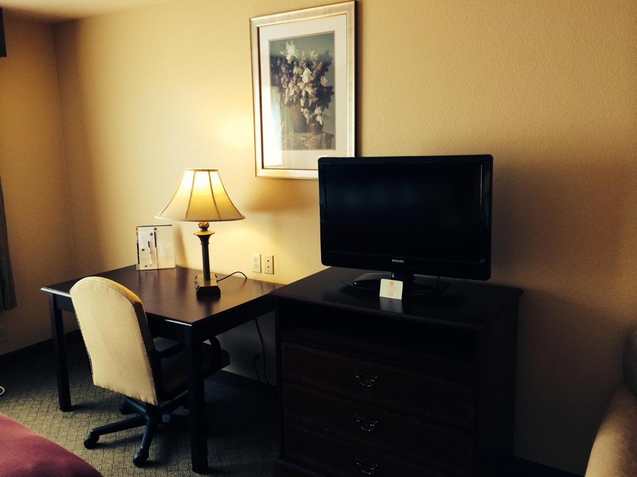 King Suite with Sofa Bed and Whirlpool - Nonsmoking photo 3