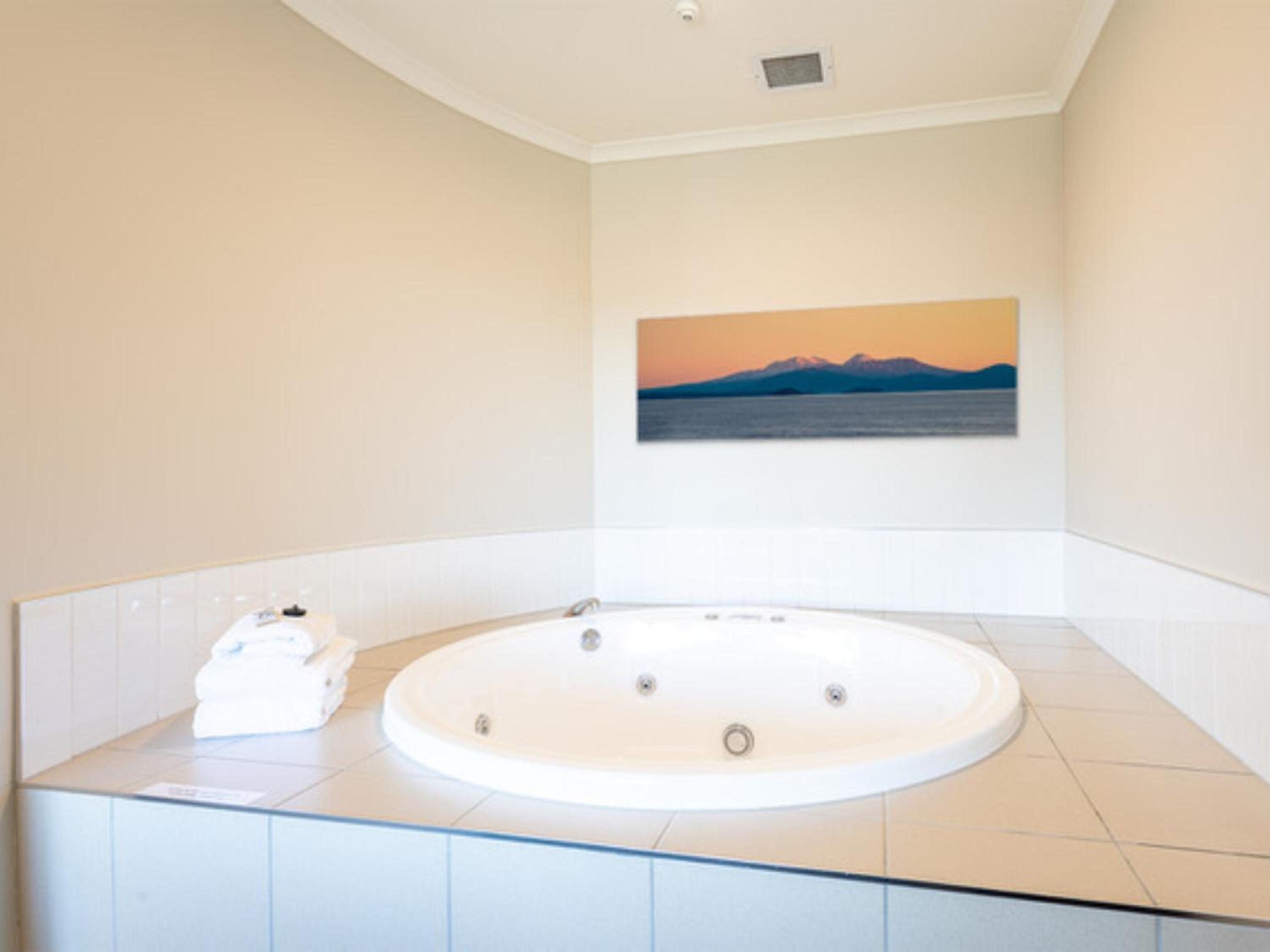 Executive Suite with Hot Tub - Photo 2