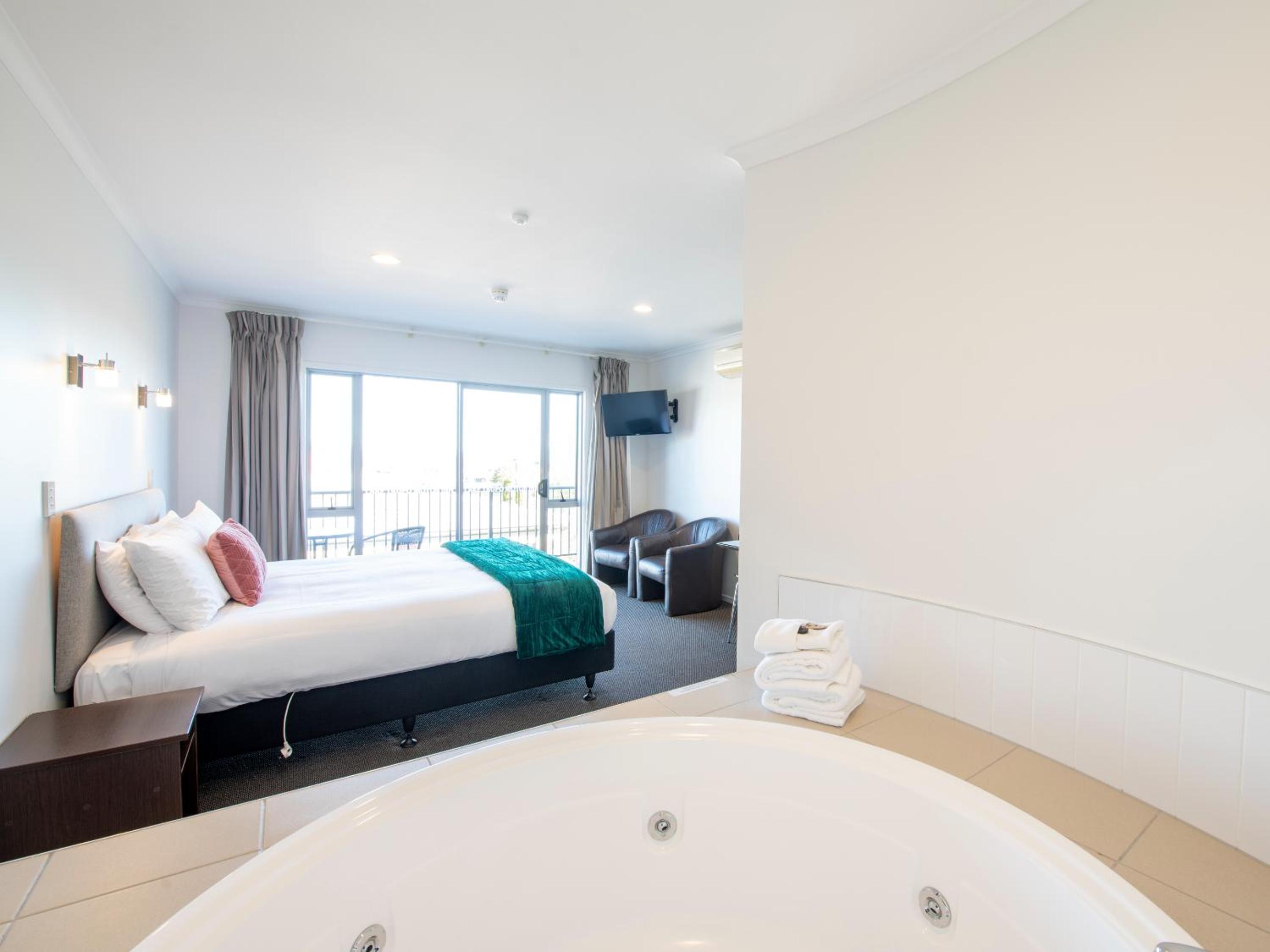 Executive Suite with Hot Tub - Photo 1