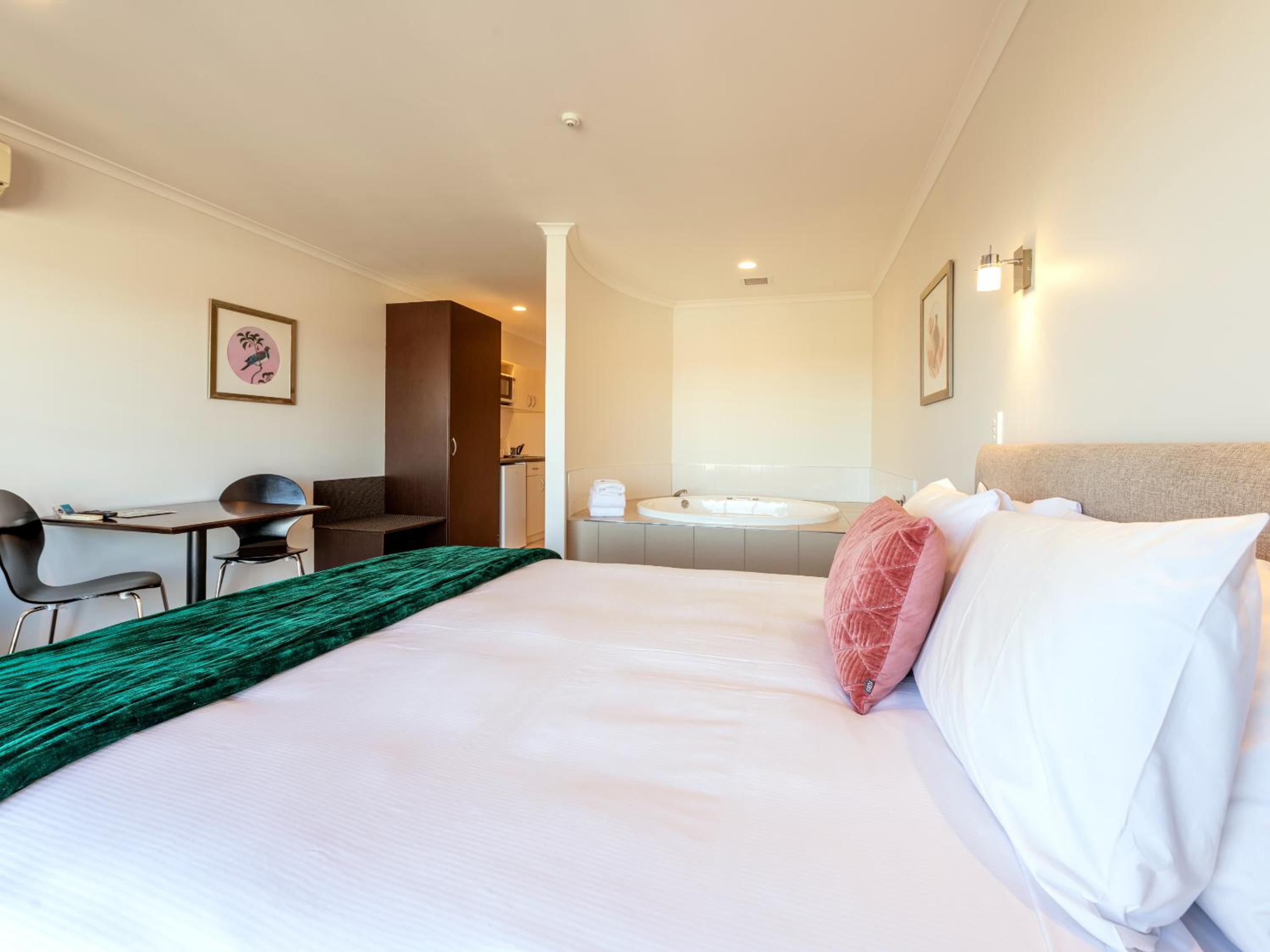 Executive Suite with Hot Tub - Photo 11