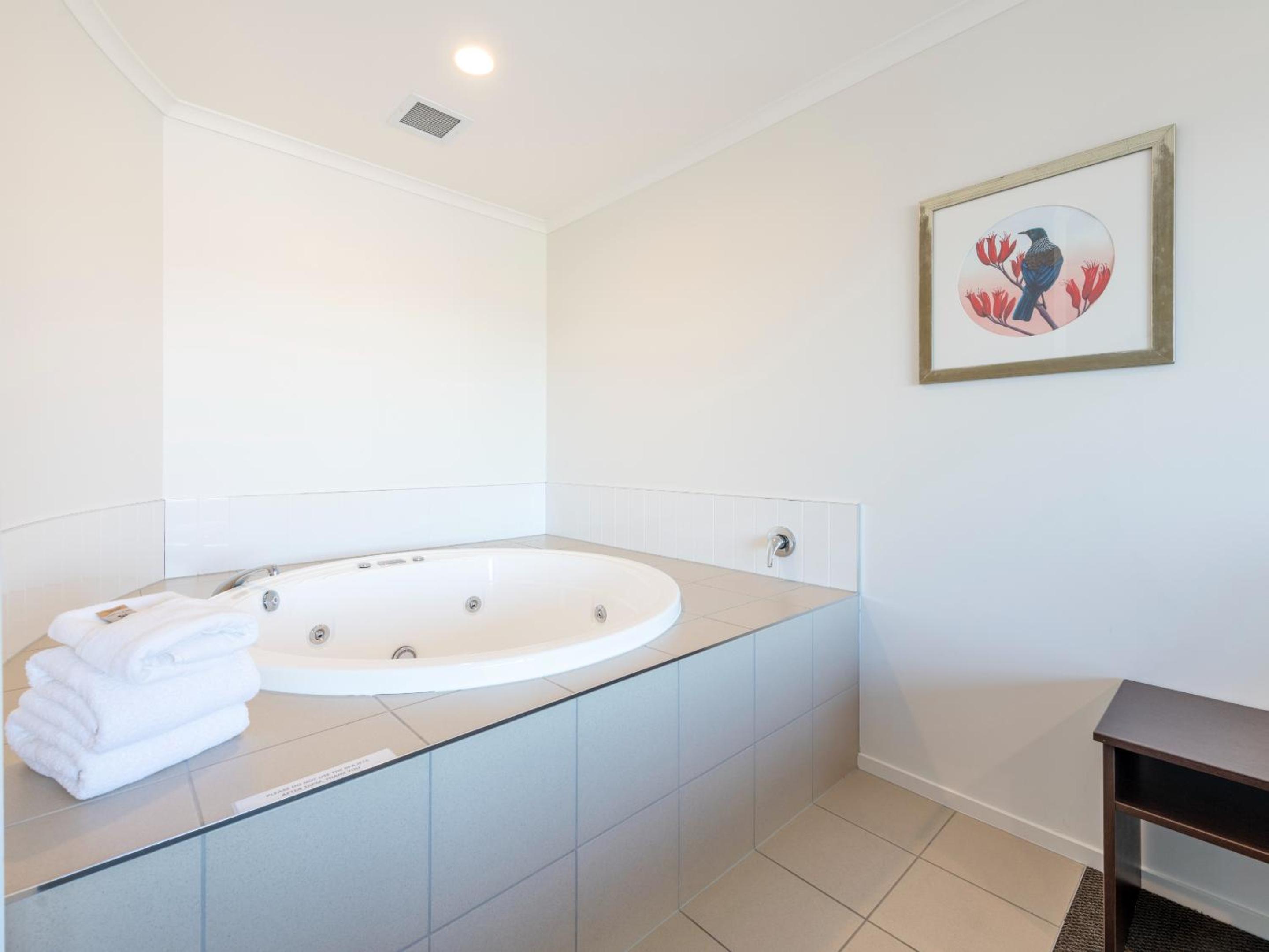 Executive Suite with Hot Tub - Photo 8