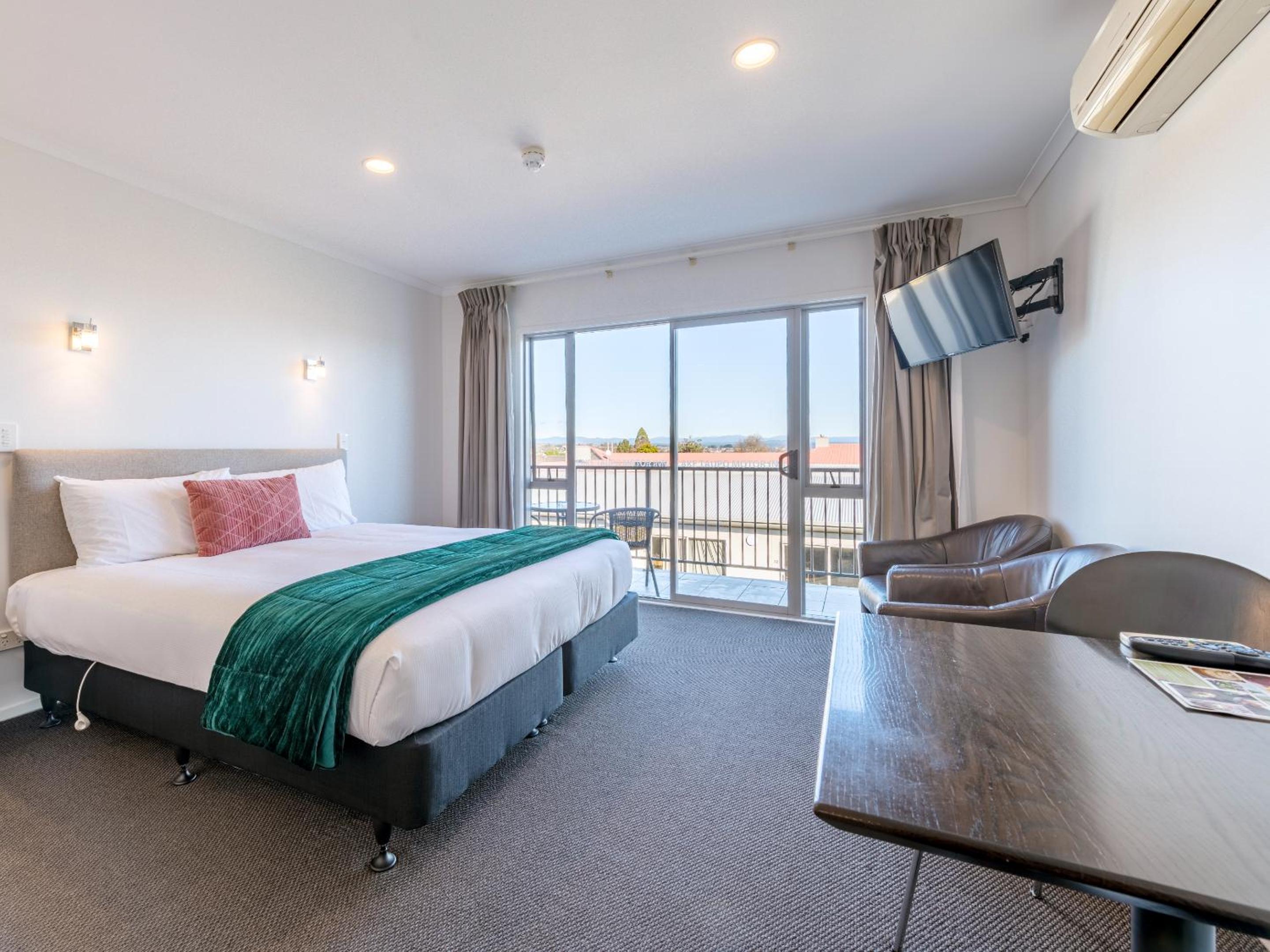 Executive Suite with Hot Tub - Photo 4