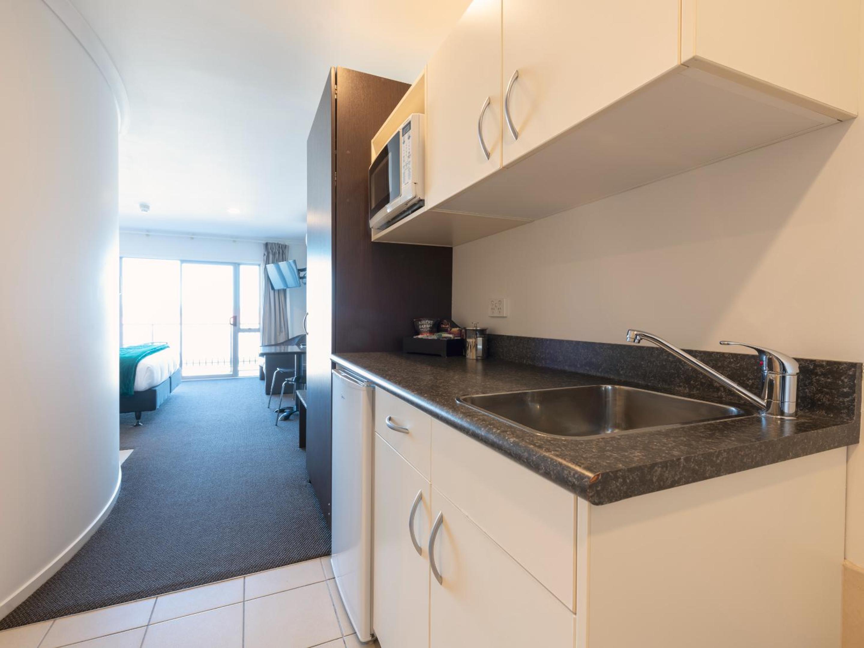 Executive Suite with Hot Tub - Photo 6