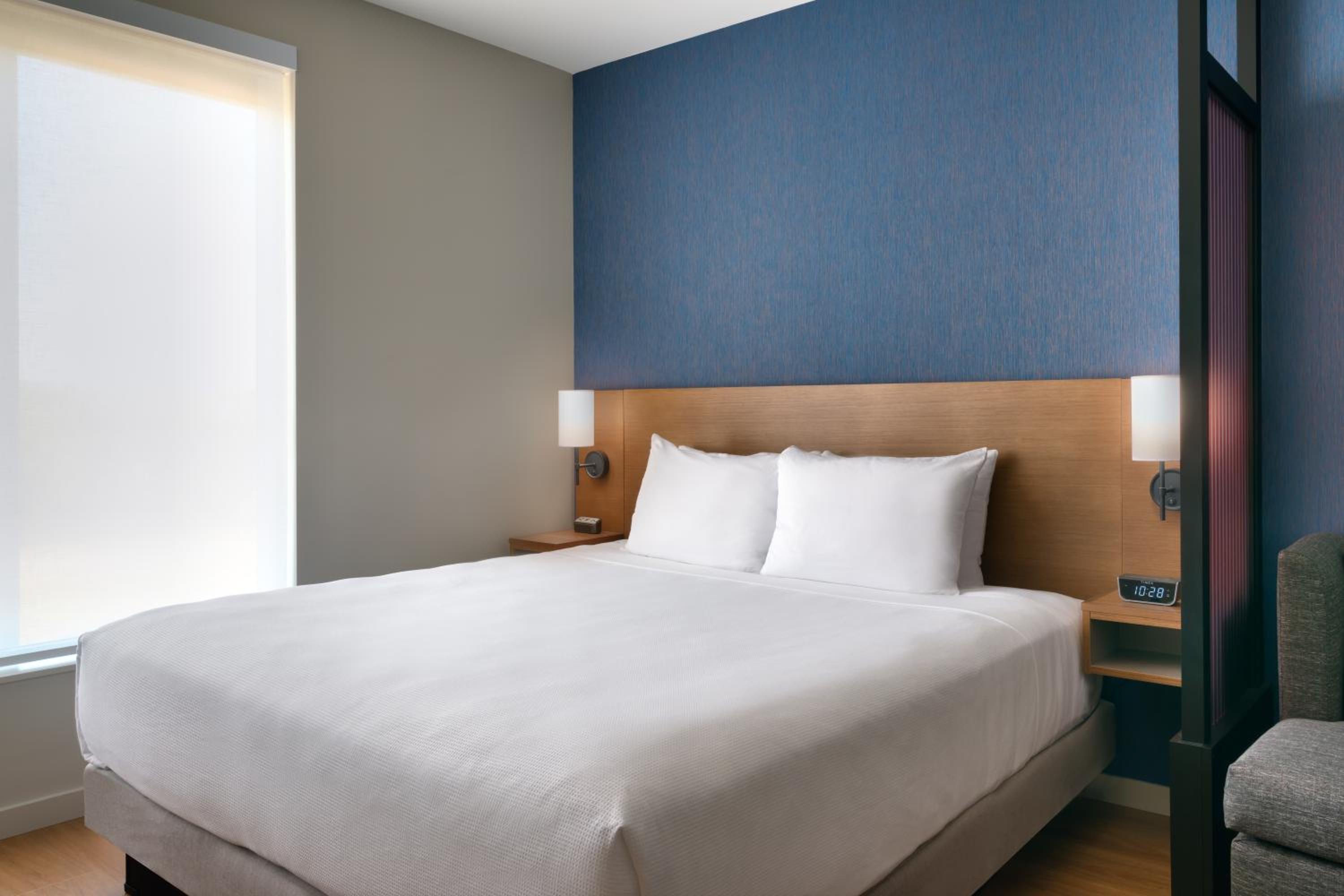Standard King Room with Sofa Bed - Photo 9