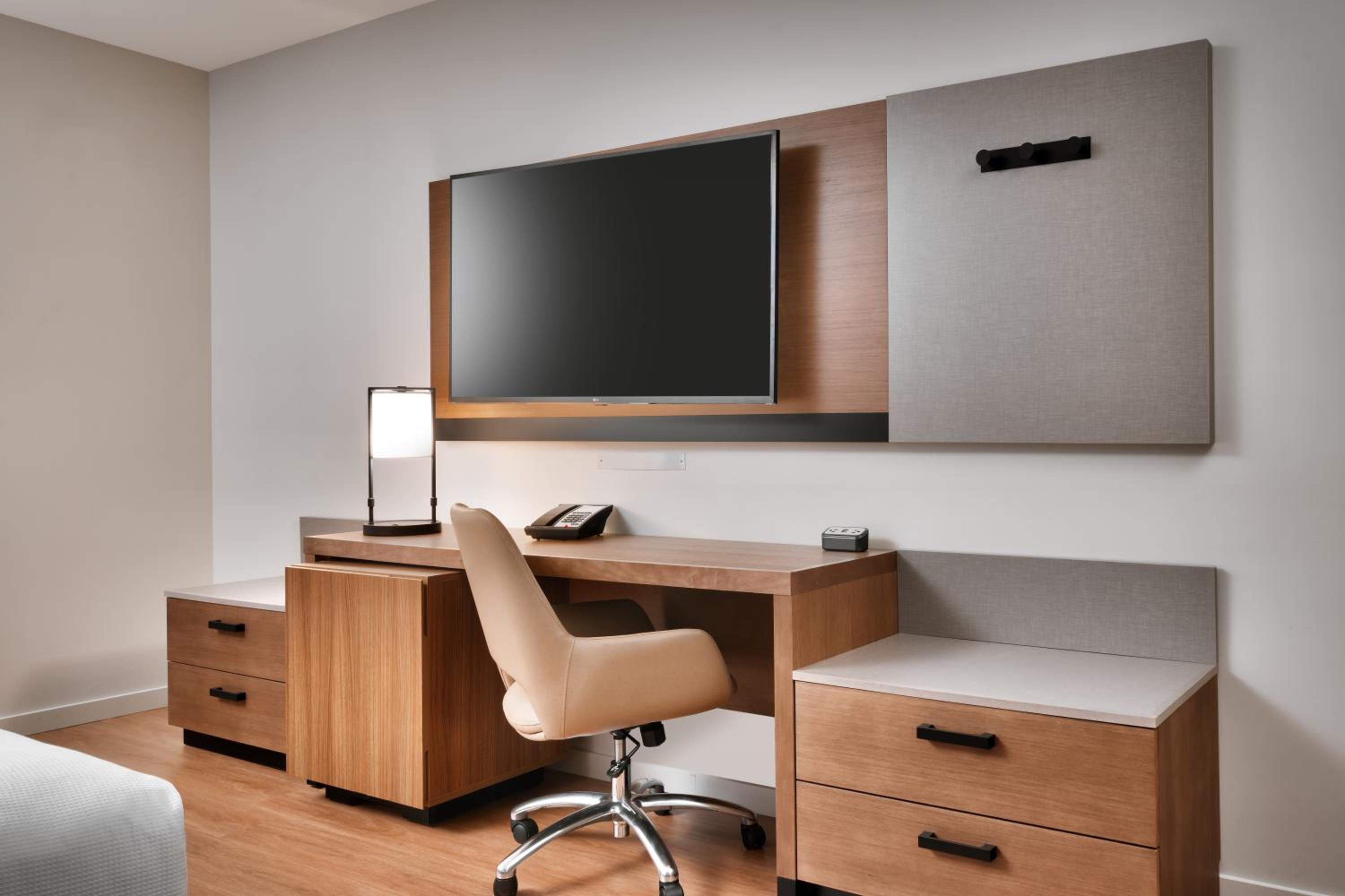 Standard King Room with Sofa Bed - Photo 2