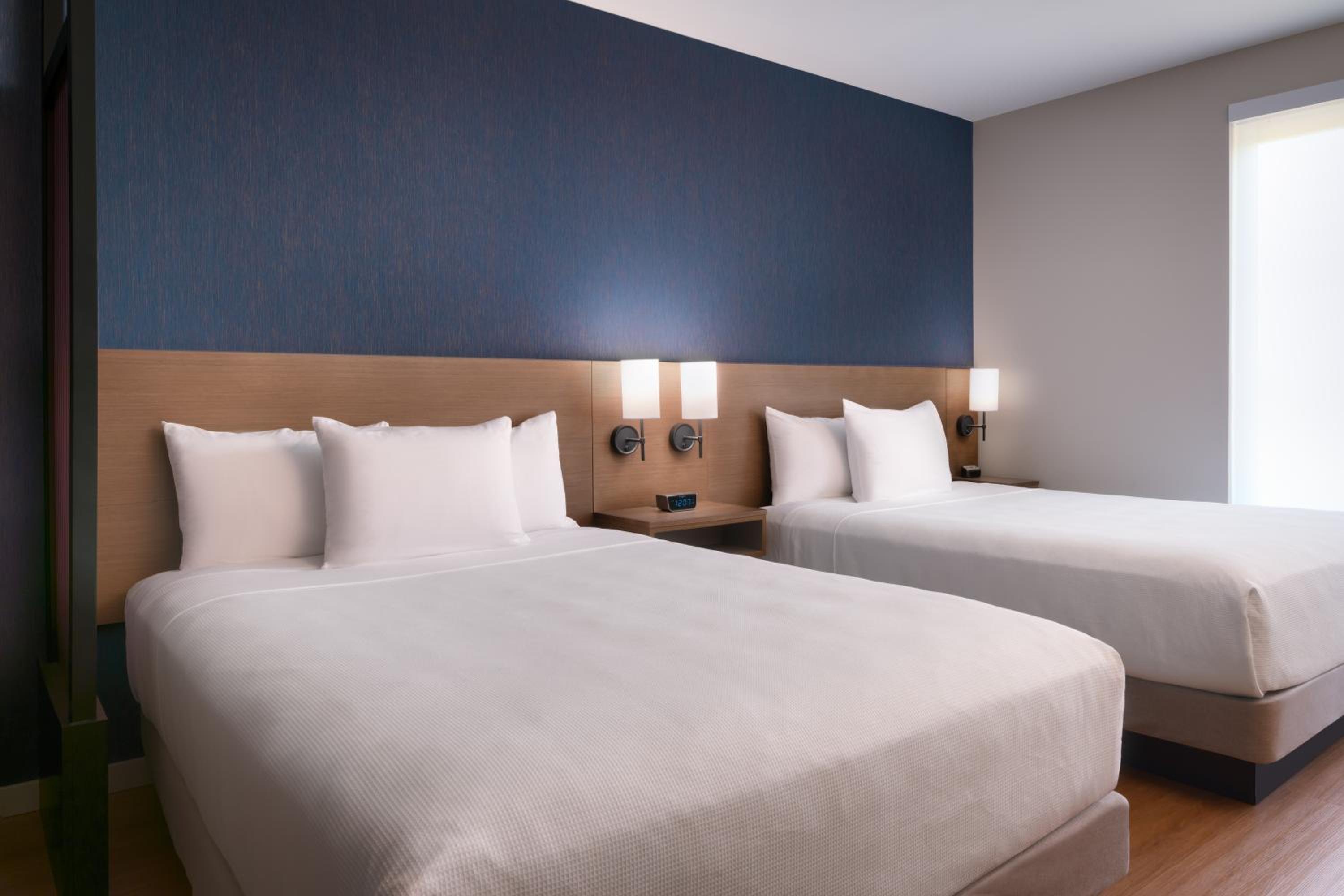 Standard Queen Room with Two Queen Beds and Sofa Bed - Photo 4