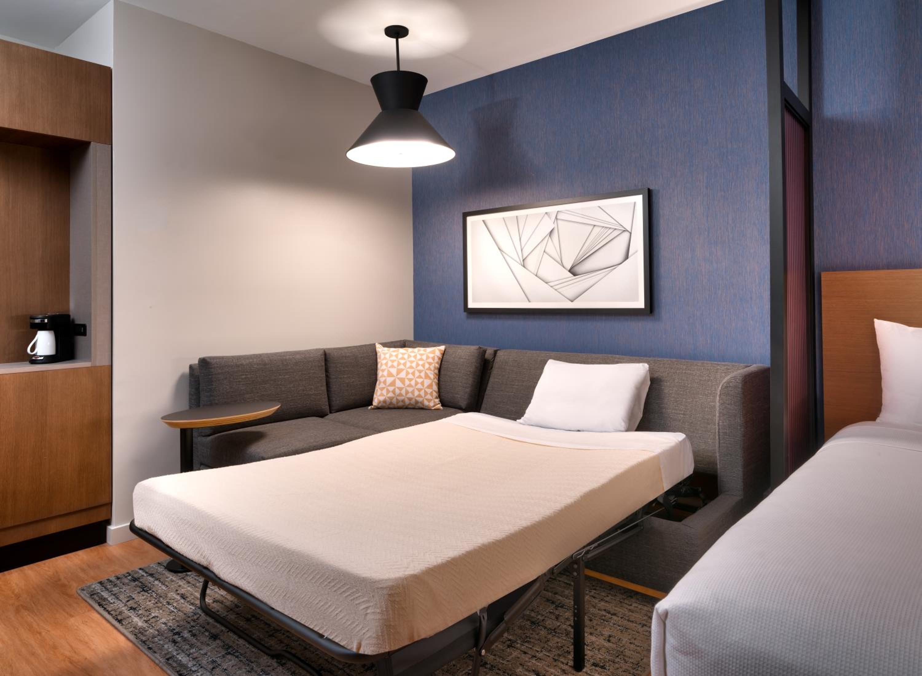 Standard King Room with Sofa Bed - Photo 4