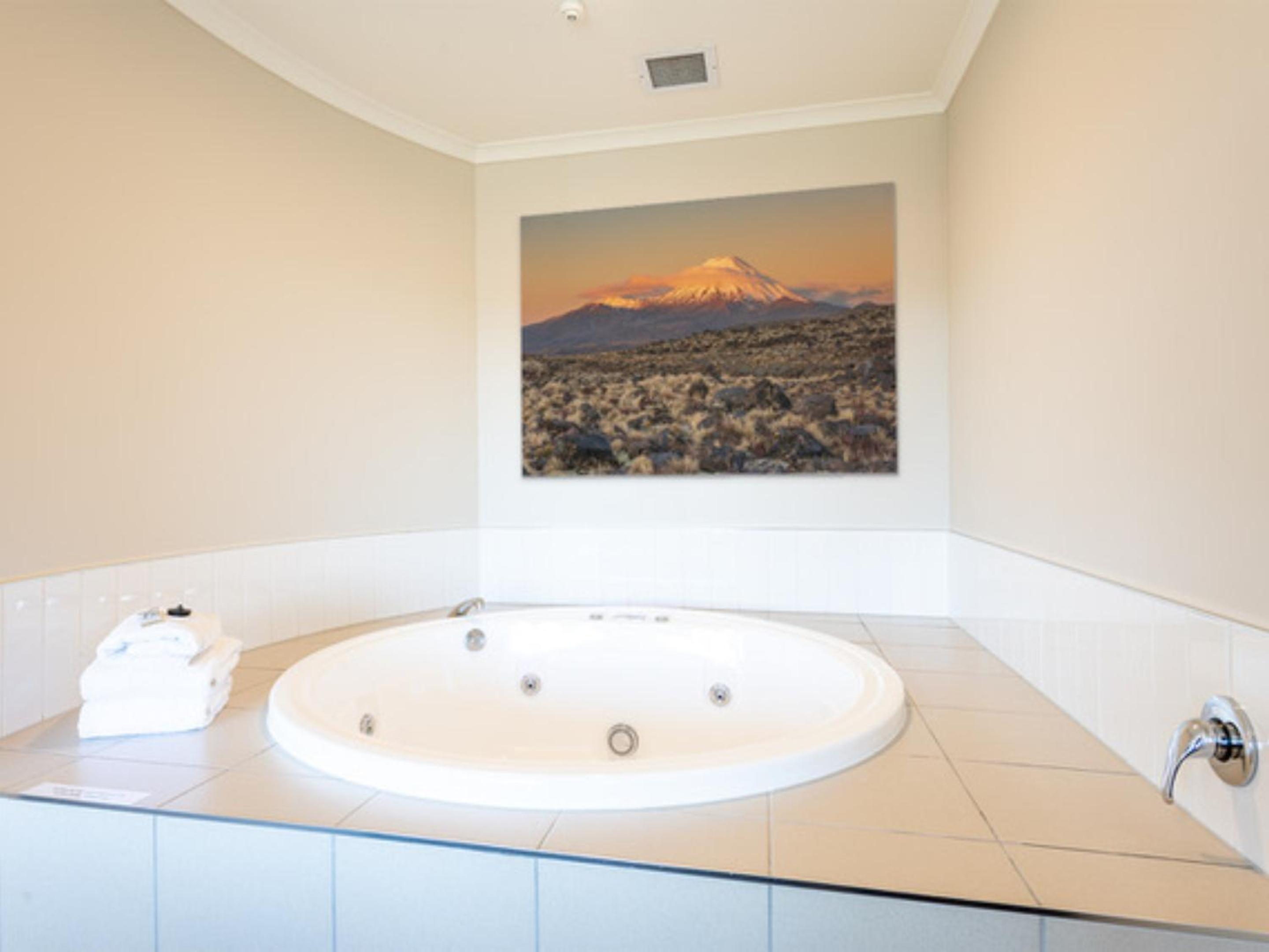 Luxury Suite with Spa Bath - Photo 4
