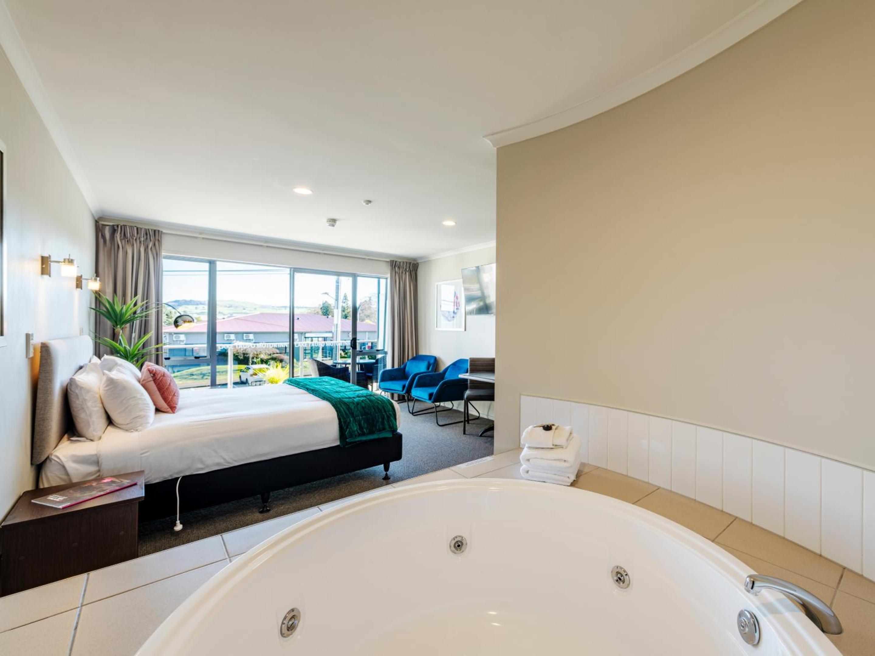 Luxury Suite with Spa Bath - Photo 5