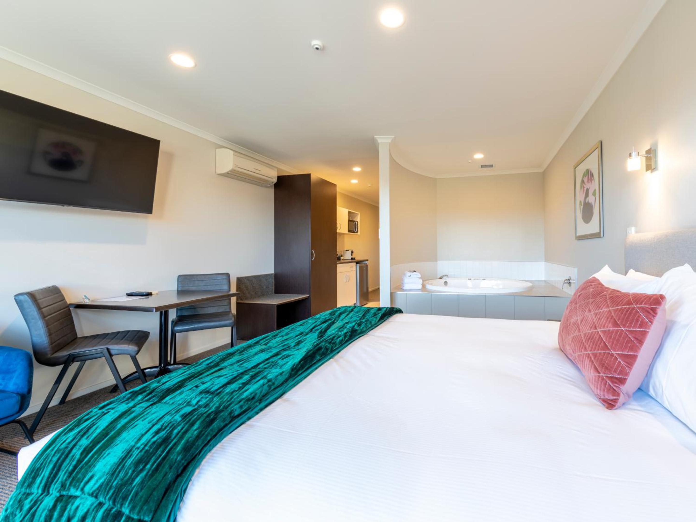 Luxury Suite with Spa Bath - Photo 6