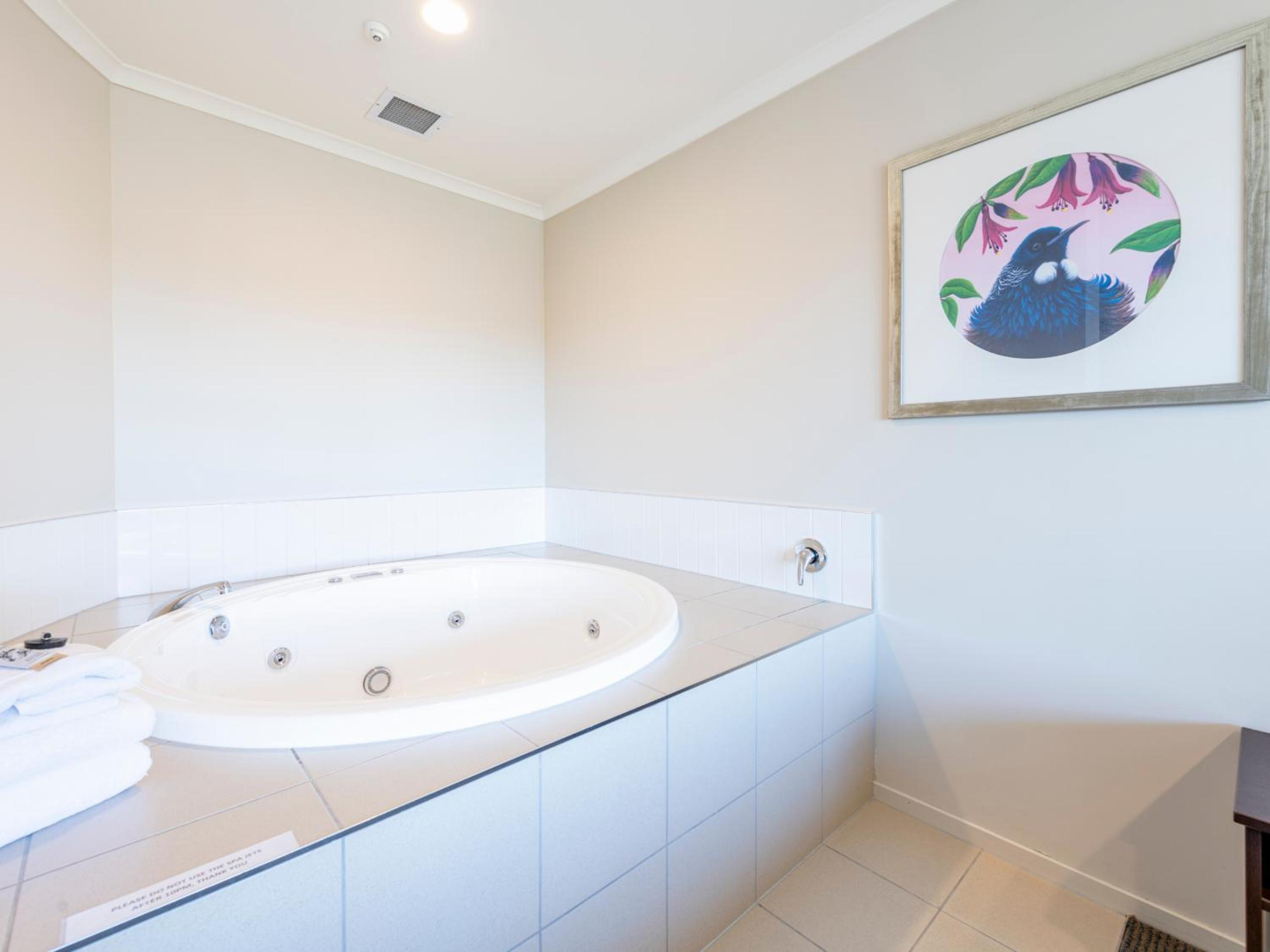 Luxury Suite with Spa Bath - Photo 11