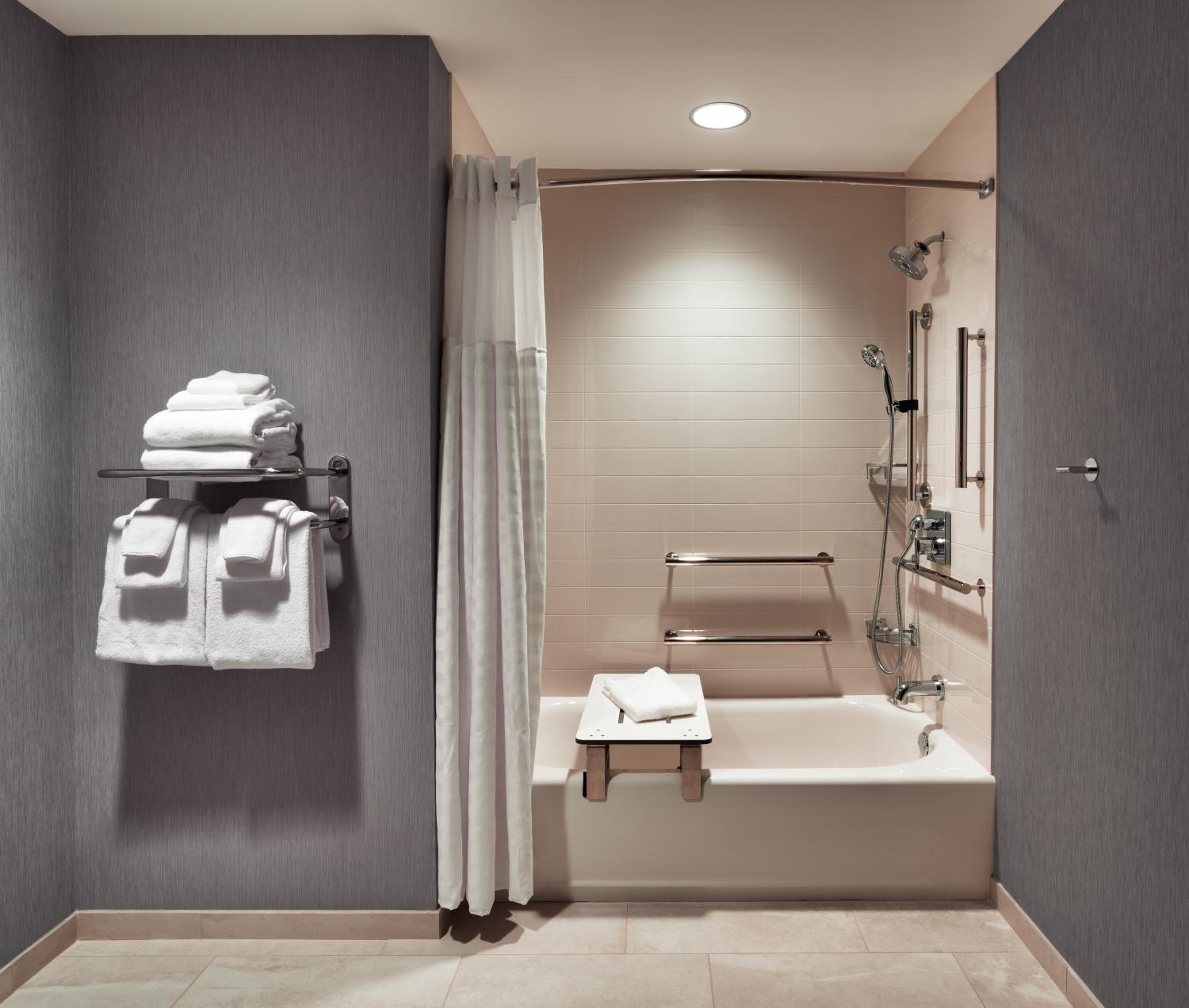 King Room with Sofa Bed and Accessible Tub - Disability Access - Photo 4