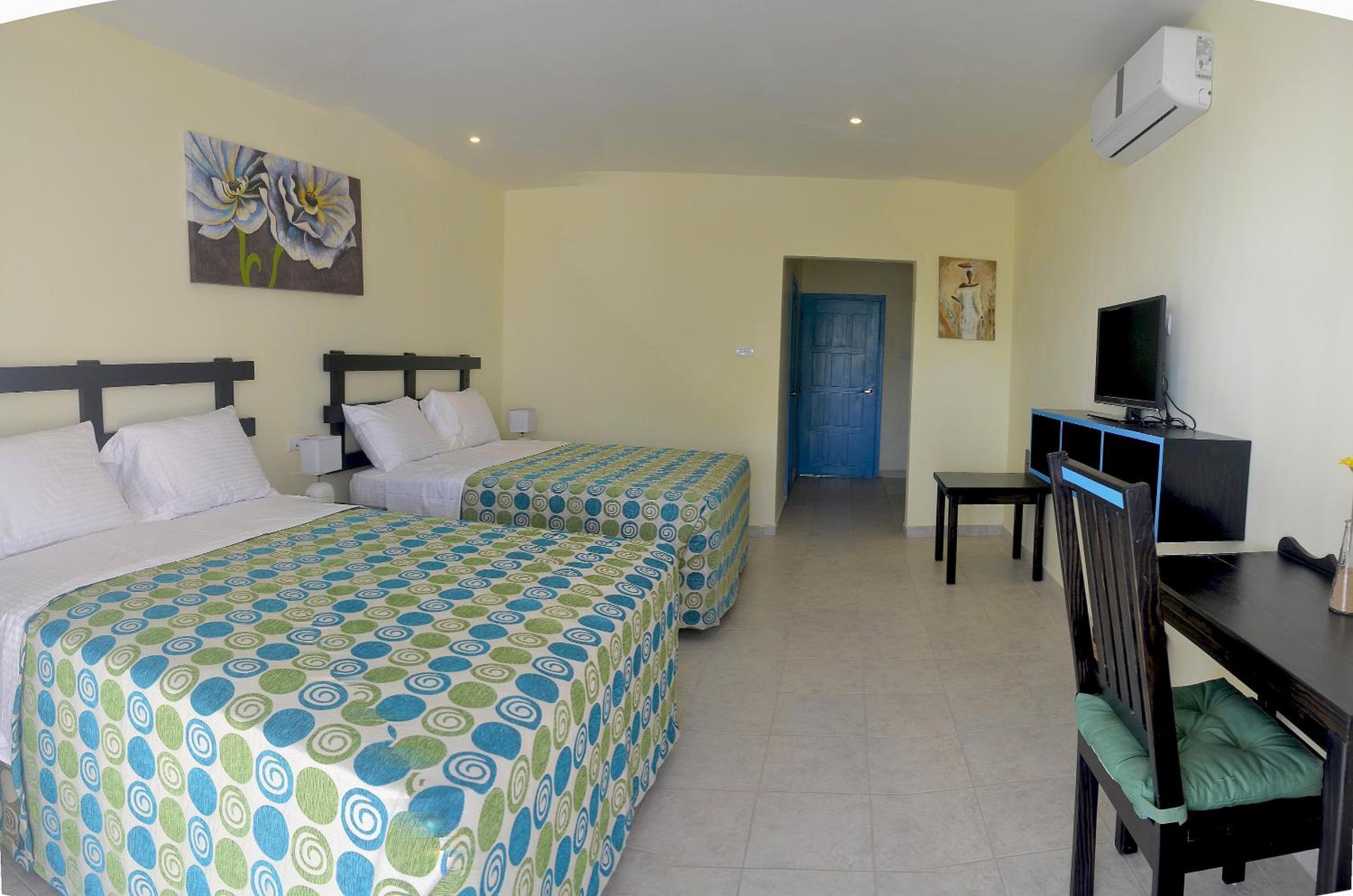 Queen Room with Two Queen Beds photo 1
