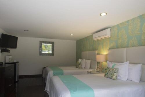 Junior Suite with Pool View - Photo 2
