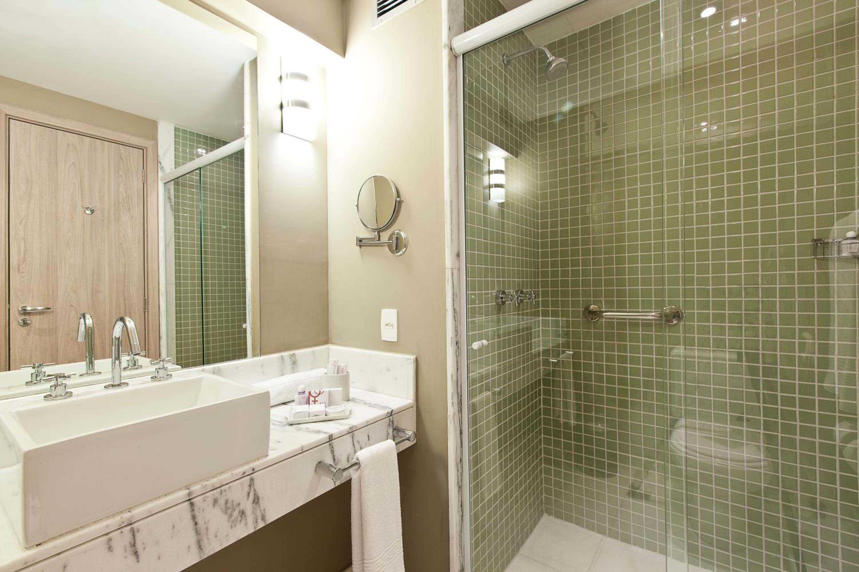 Deluxe Twin Room thumbnail 5