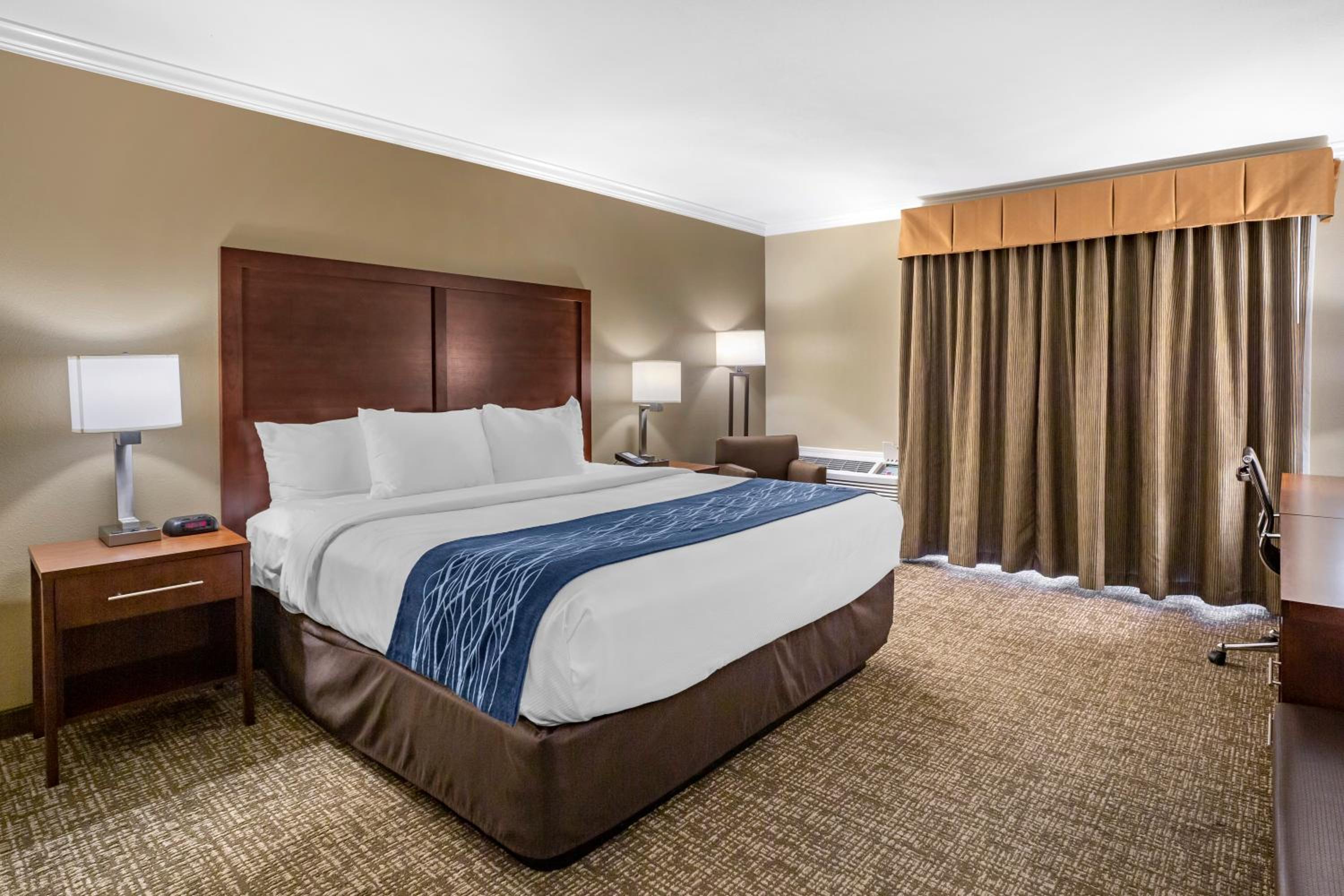Deluxe Room, 1 King Bed, Non Smoking - Photo 2