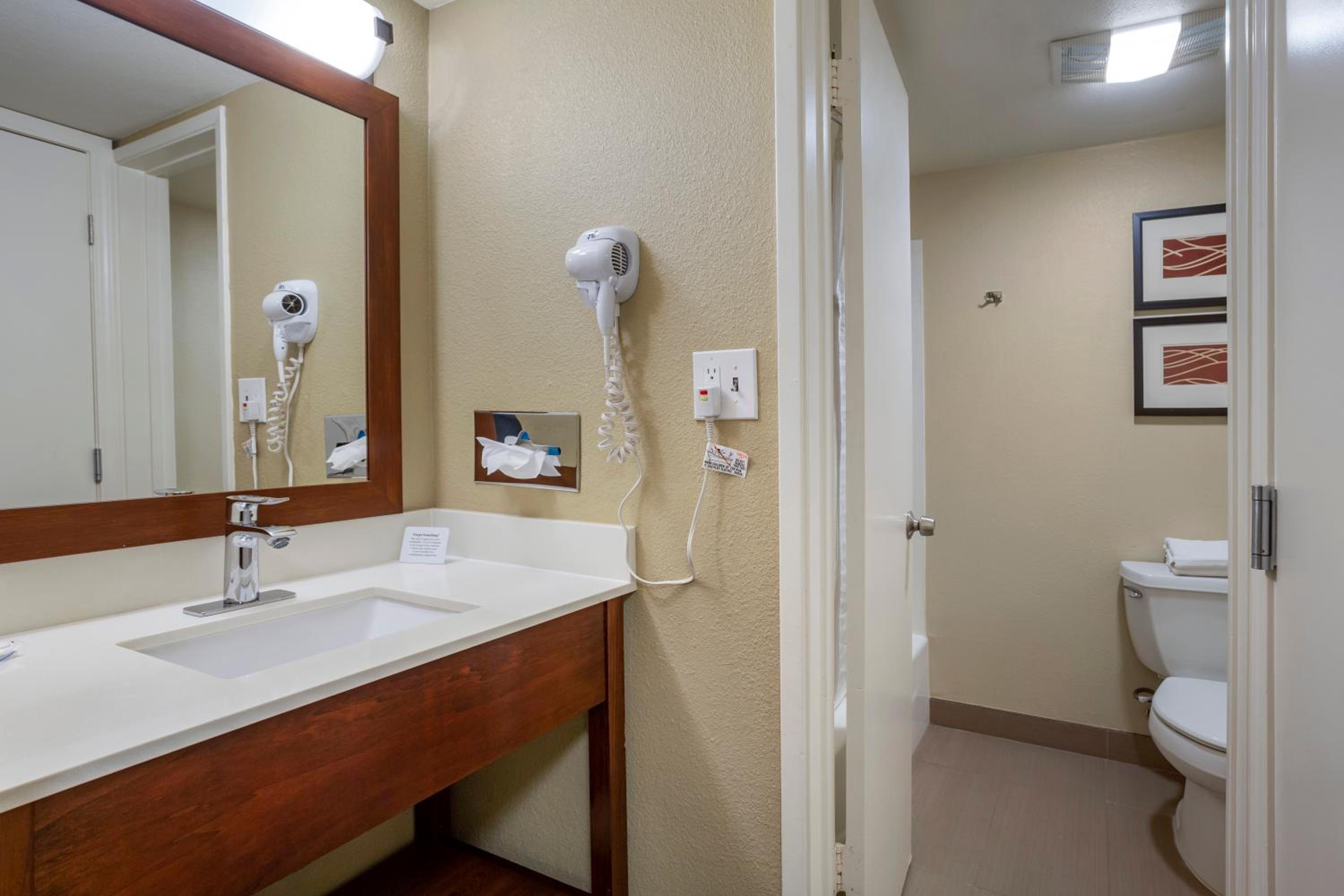 Standard Room, 1 Queen Bed, Non Smoking - Photo 4