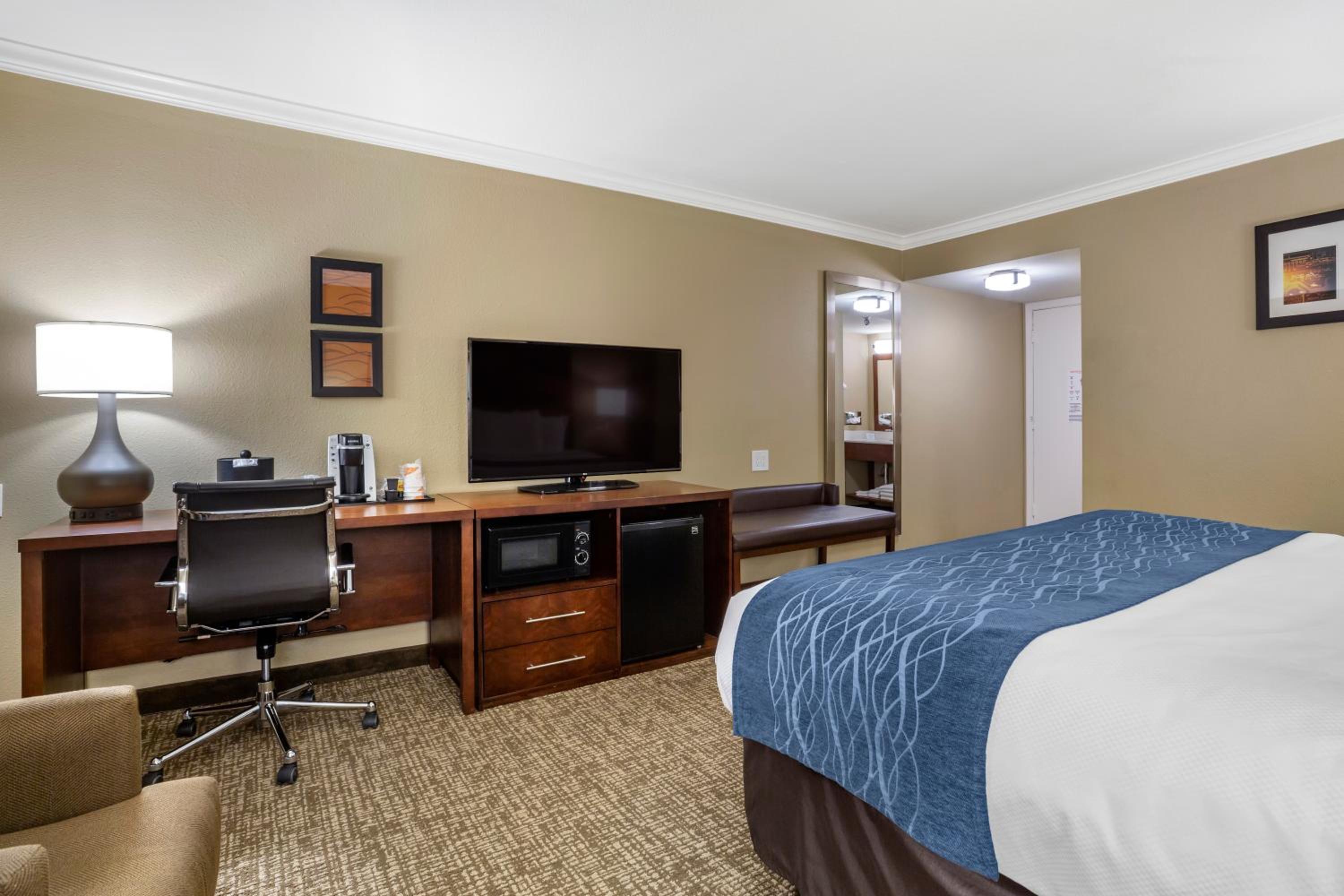 Deluxe Room, 1 King Bed, Non Smoking - Photo 4