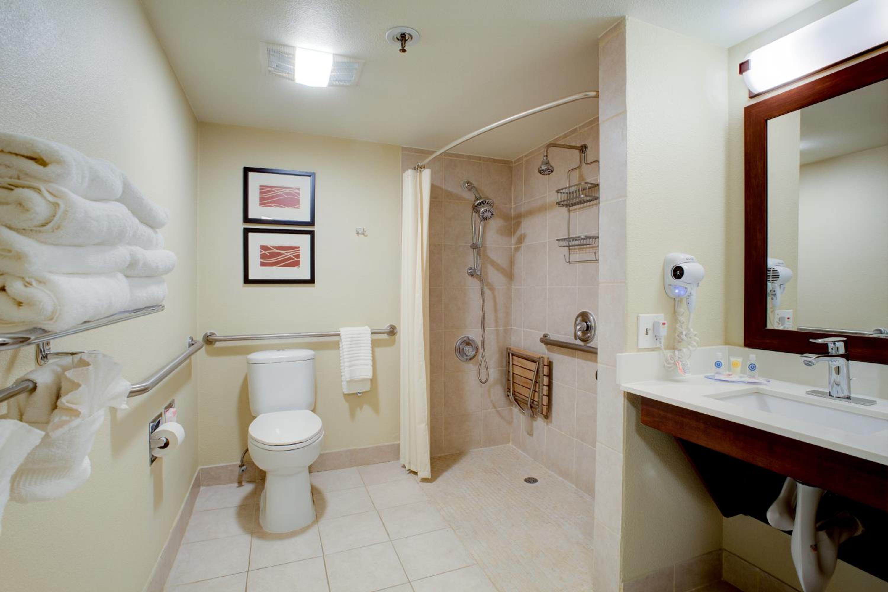Queen Room with Two Queen Beds Upgrade -  Accessible/Non Smoking - Photo 4
