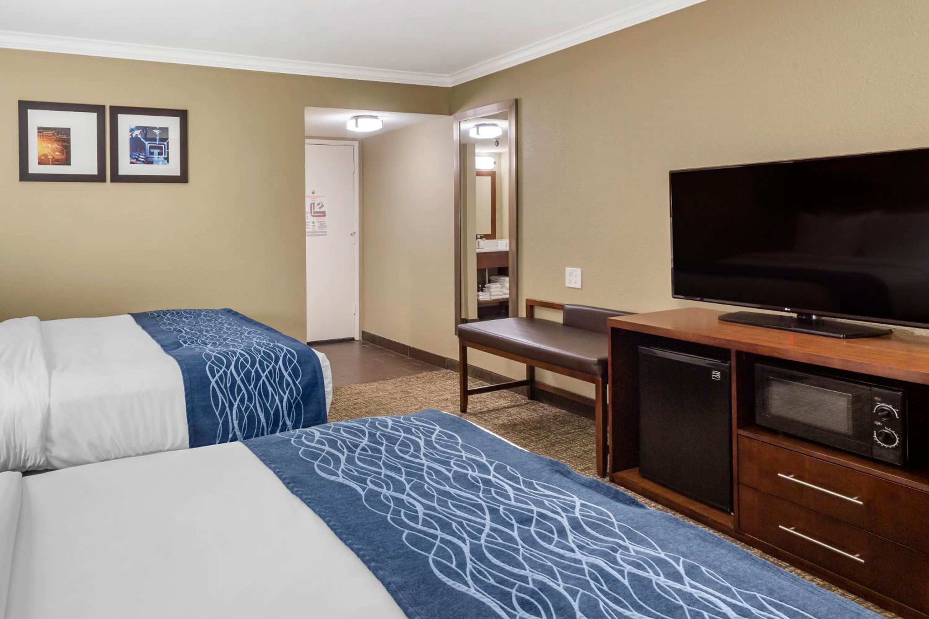 Deluxe Room, Two Queen Beds, Non Smoking - Photo 3