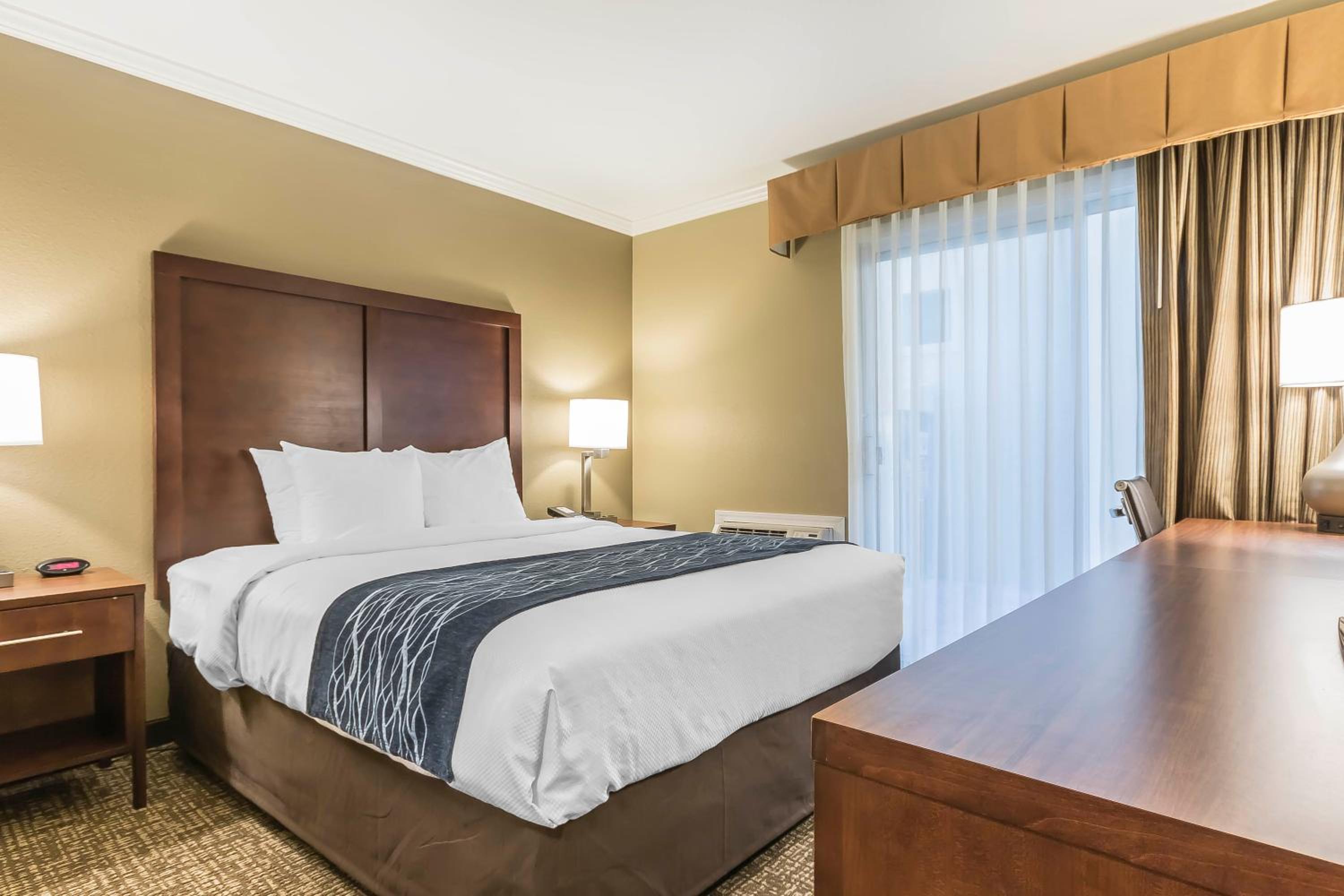 Standard Room, 1 Queen Bed, Non Smoking - Photo 2