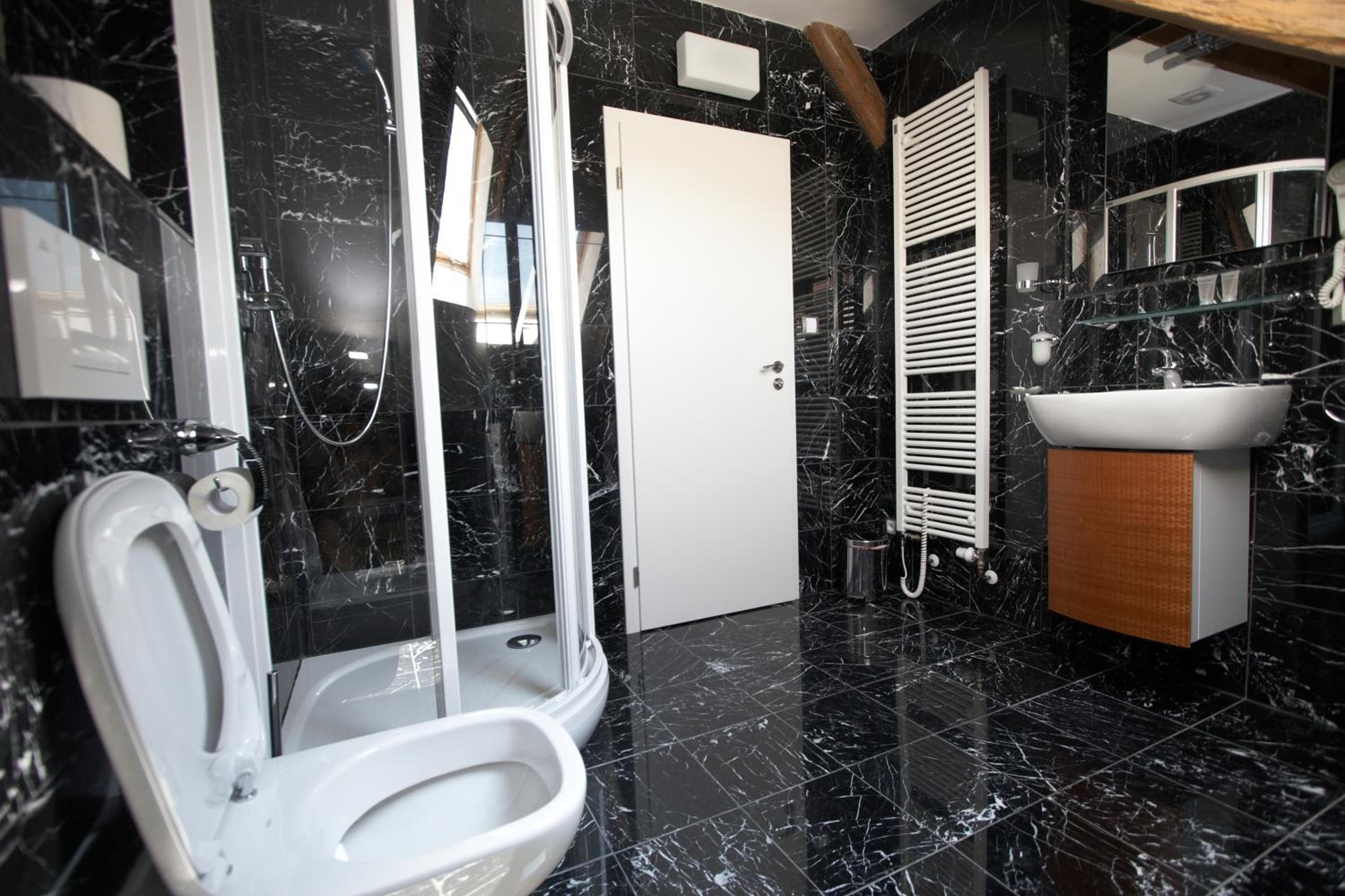 One-Bedroom Apartment - Photo 11