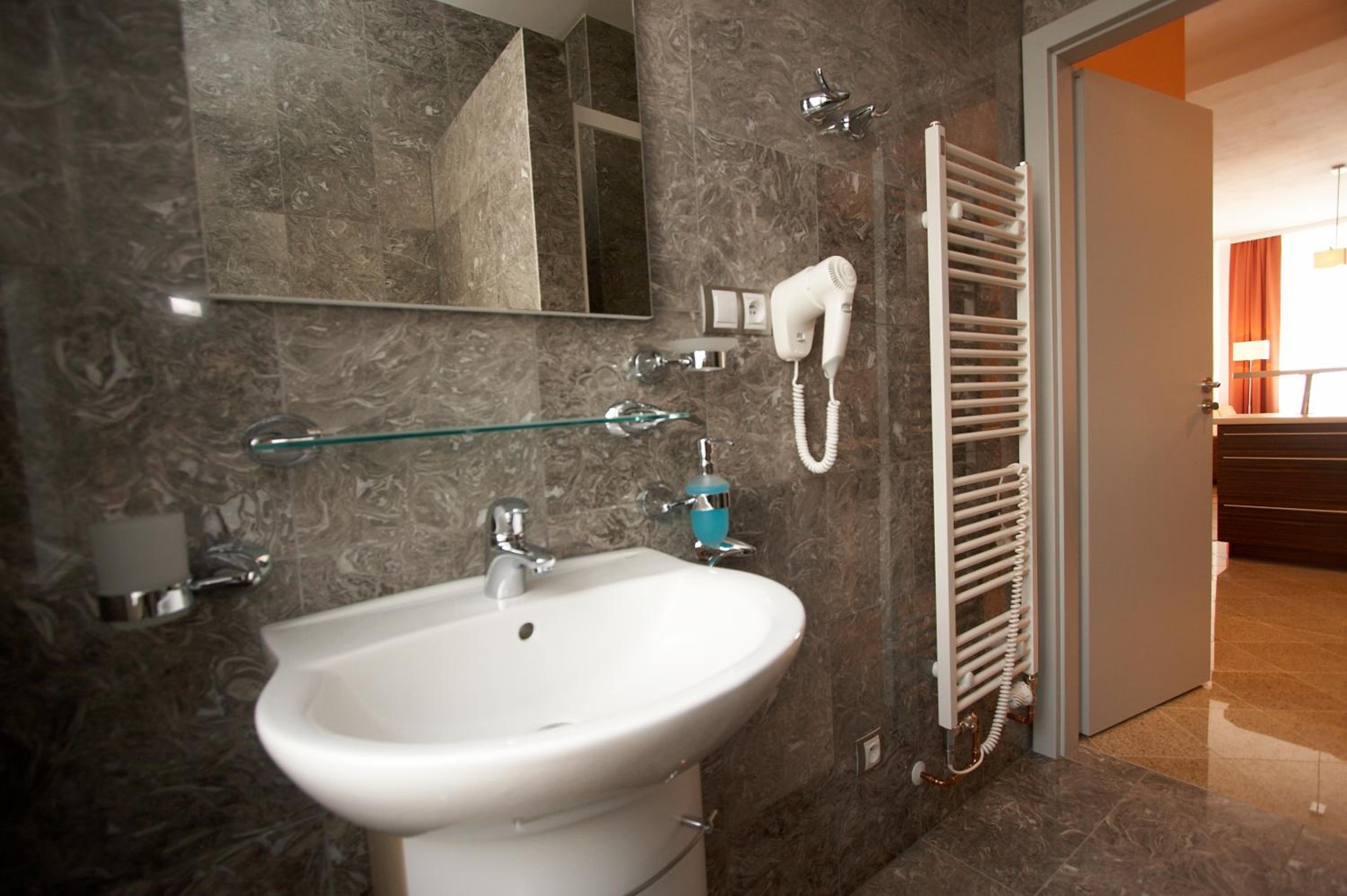 One-Bedroom Apartment - Photo 6