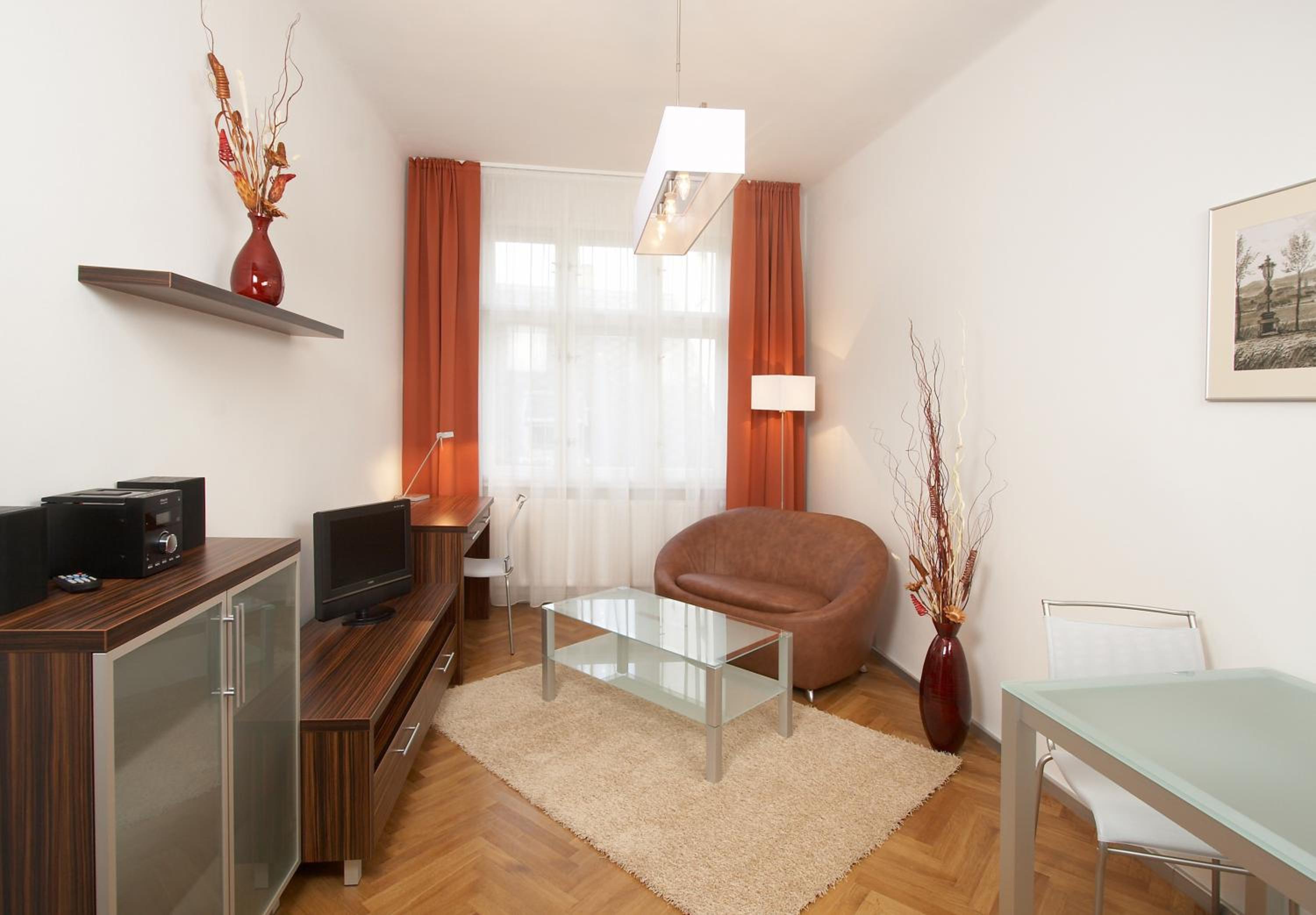 One-Bedroom Apartment - Photo 3