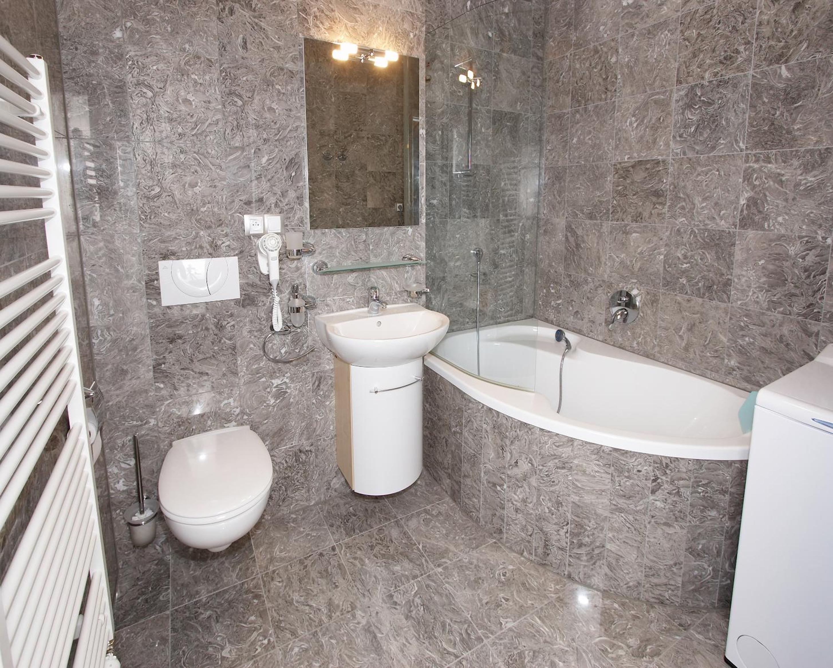 One-Bedroom Apartment - Photo 2