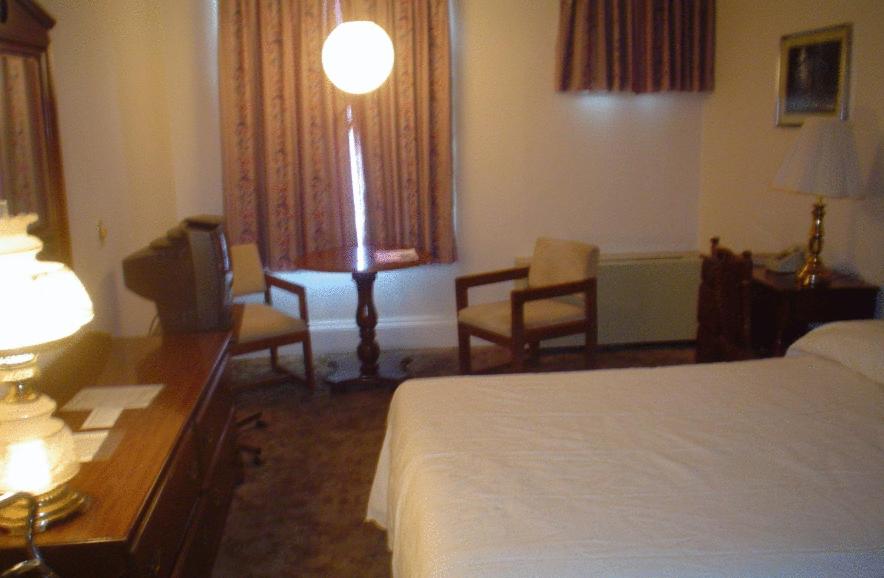Queen Room photo 1