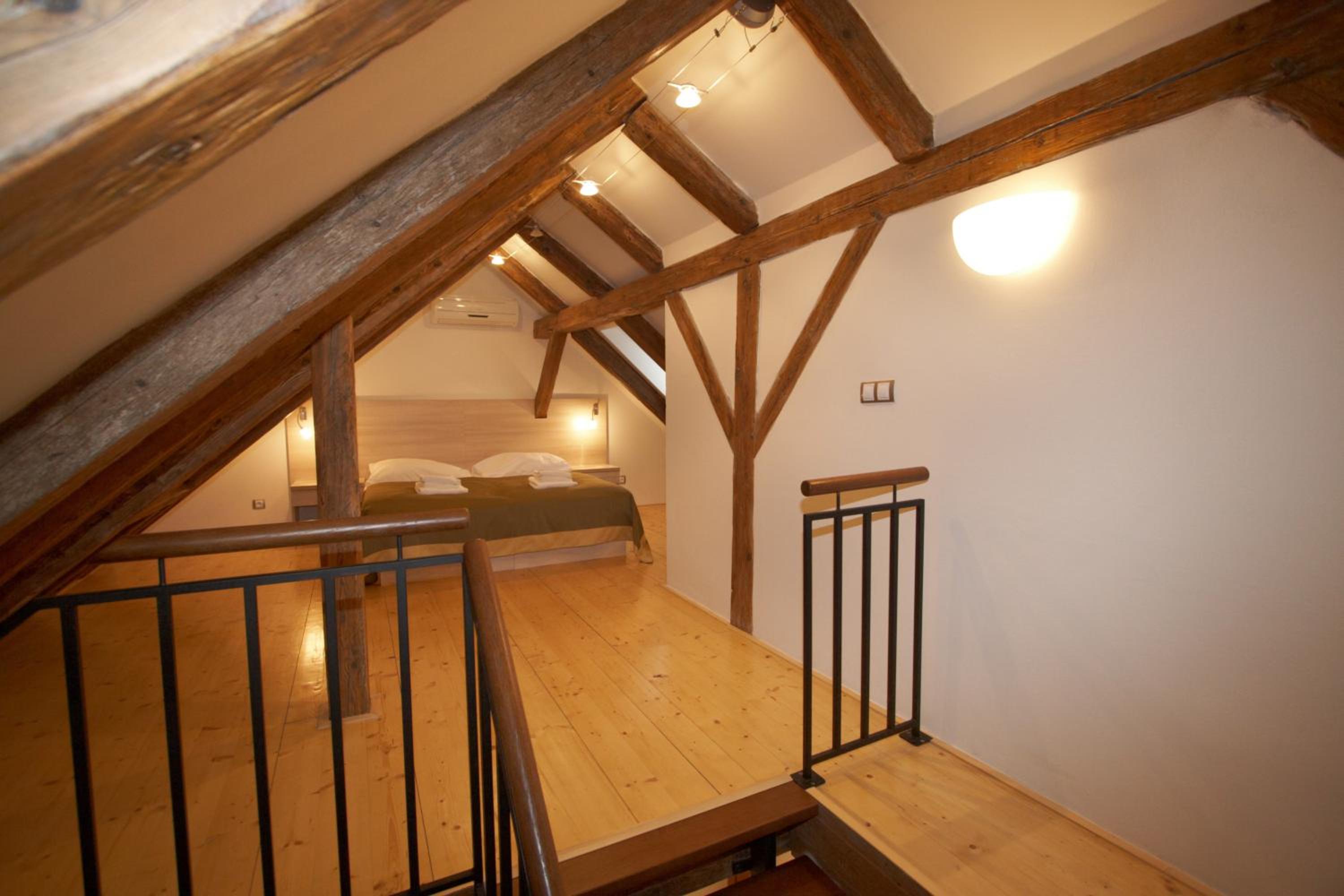 One-Bedroom Apartment - Split Level - Photo 8