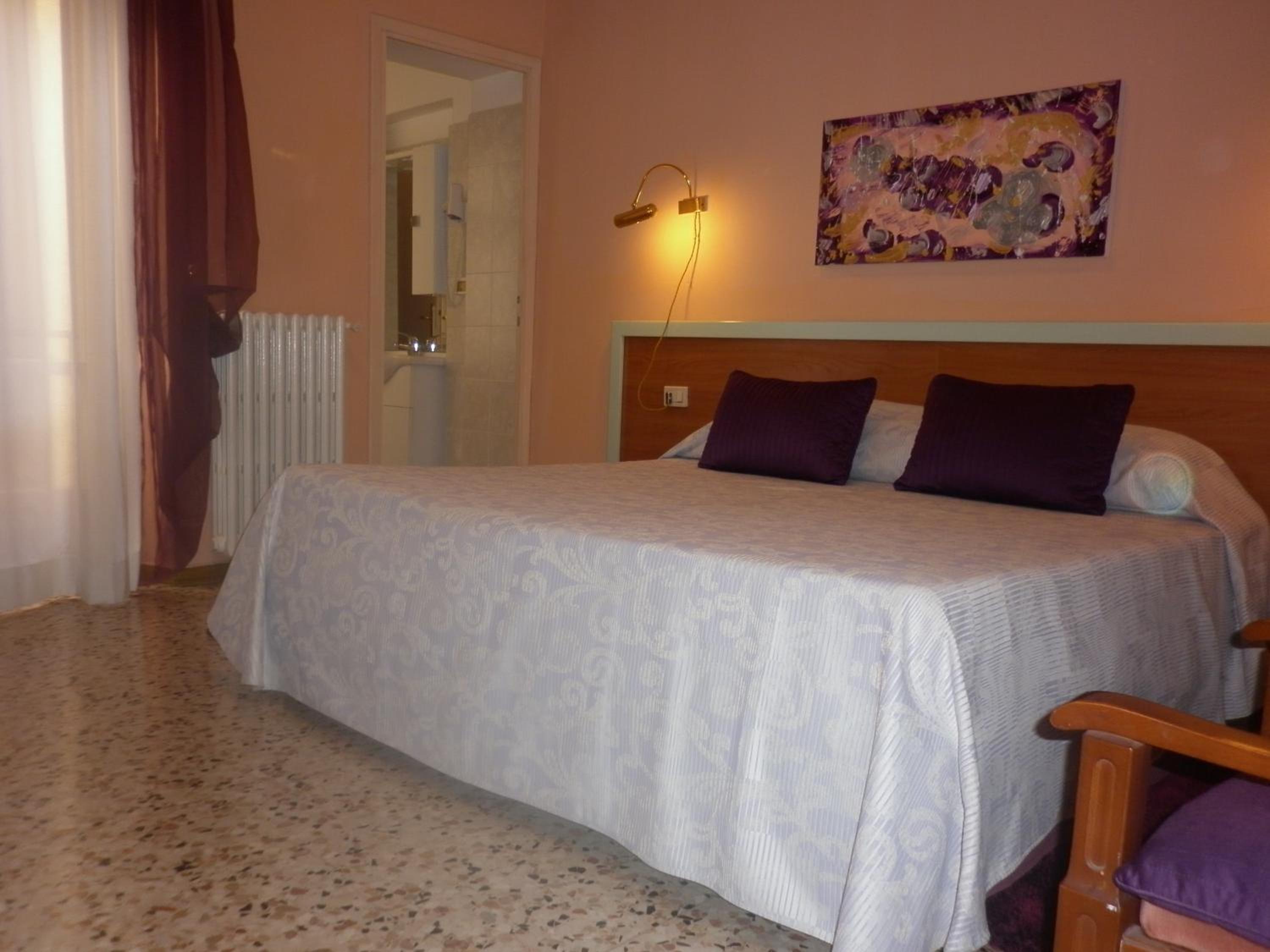 Double or Twin Room - Photo 8